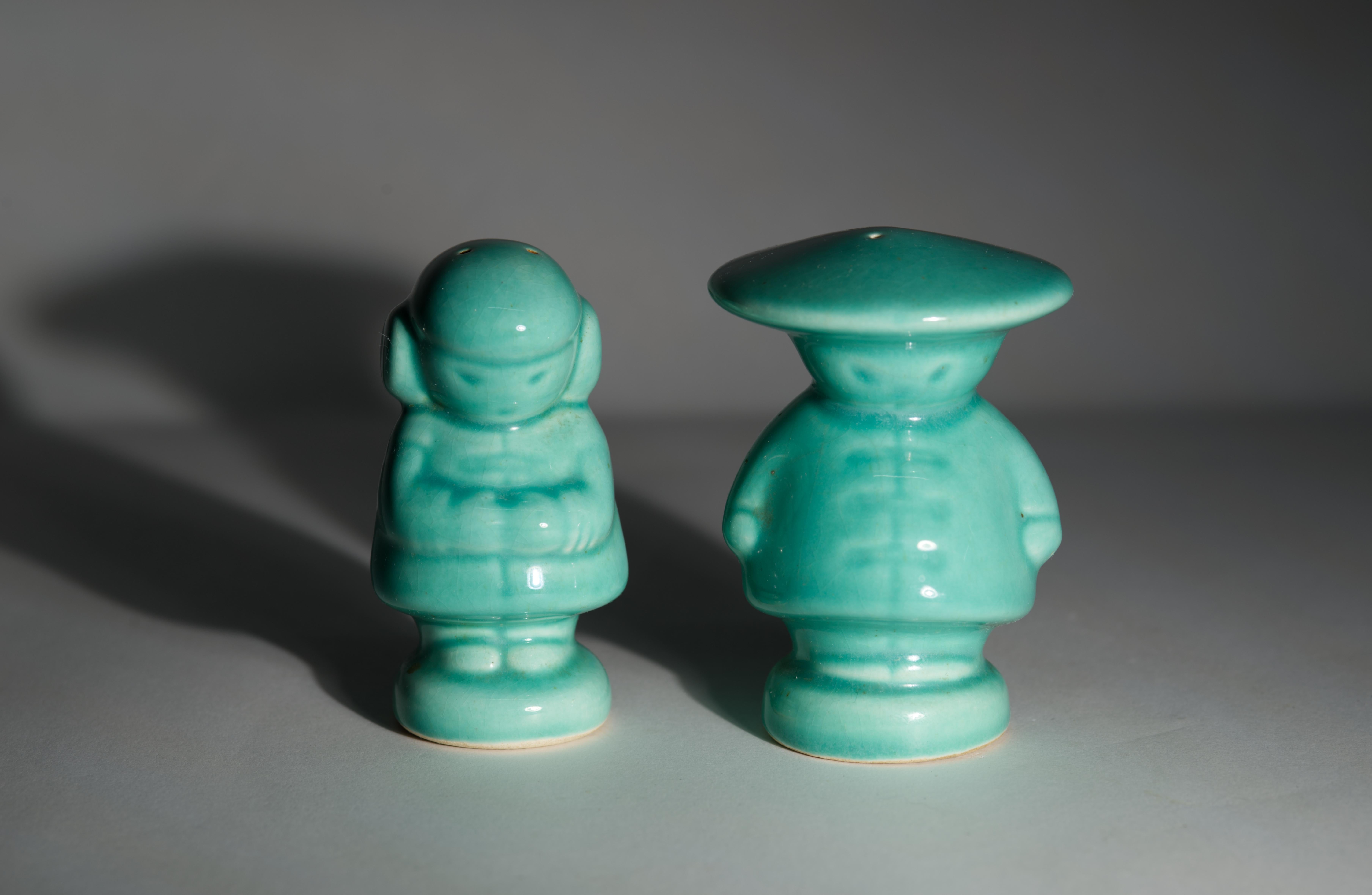 Paar keramische Salz- und Pfefferstreuer Asiatischer Junge Mädchen Celadon-Glasur (Keramik) im Angebot