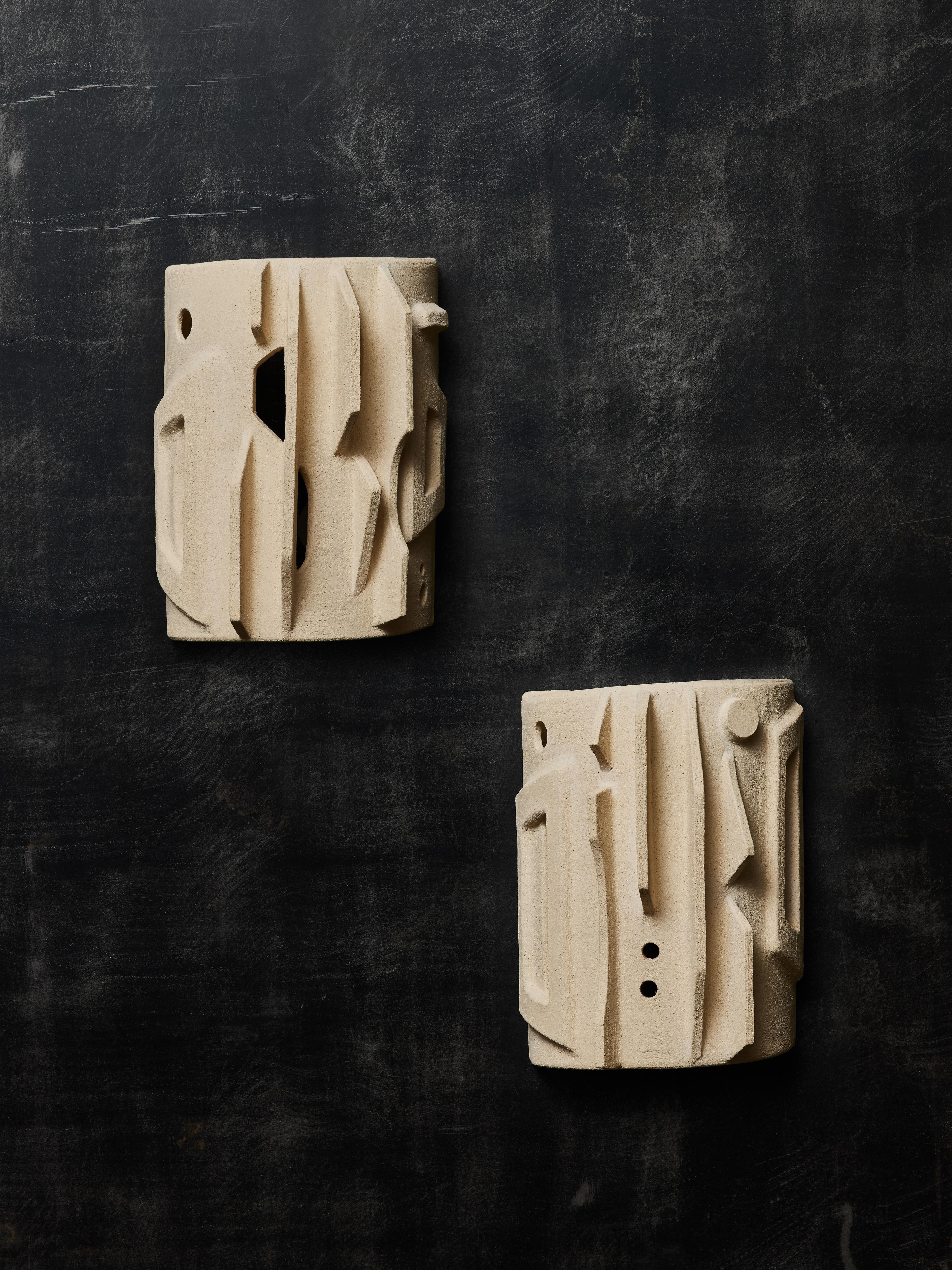 Skulpturales Paar Wandtafeln von Olivia Cognet aus Keramik 


Seit ihrem Umzug nach Los Angeles im Jahr 2016 hat sich die französische Künstlerin und Designerin Olivia Cognet auf Keramik als fruchtbares Medium konzentriert, mit dem sie ihre