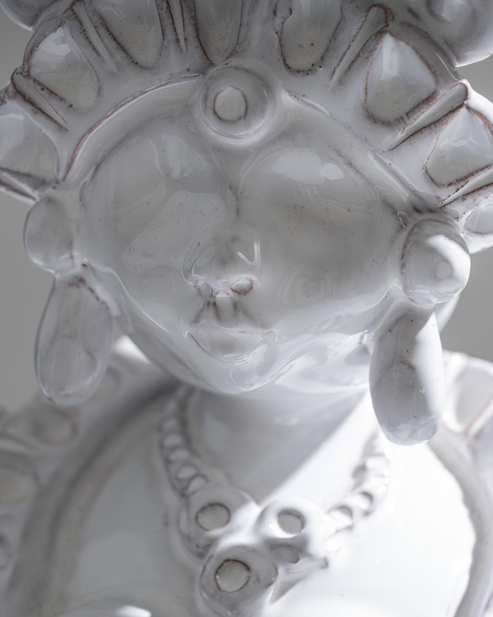 Paire de vases en céramique émaillée blanche, fabriqués en Sicile dans les années 1970. Représentant les célèbres têtes mauresques, emblématiques de la tradition décorative sicilienne. Signé Ruma, un fabricant italien réputé pour son savoir-faire.