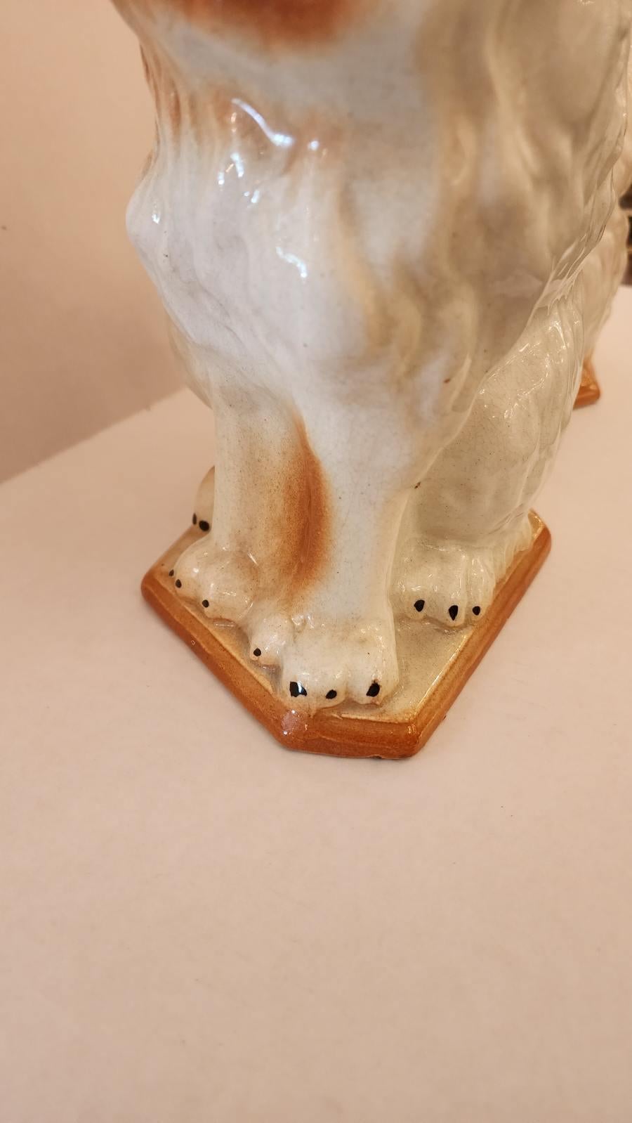Pair of Ceramic Staffordshire Spaniel Dogs In Good Condition For Sale In Dallas, TX