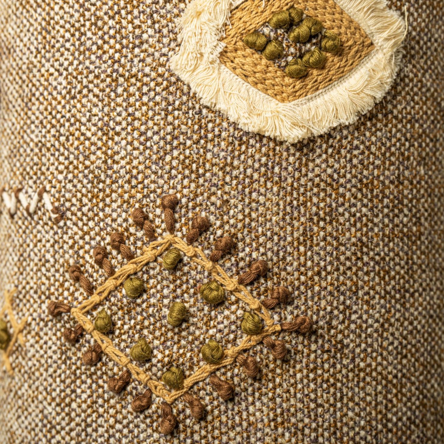 Bellissima lampada da tavolo in ceramica di , 2022. Noomi Backhausen per Soholm, Danimarca 1960. Abbinato a un paralume personalizzato.

Le ceramiche verdi e marroni e i dettagli gialli si completano molto bene e si illuminano a meraviglia.

Pronto