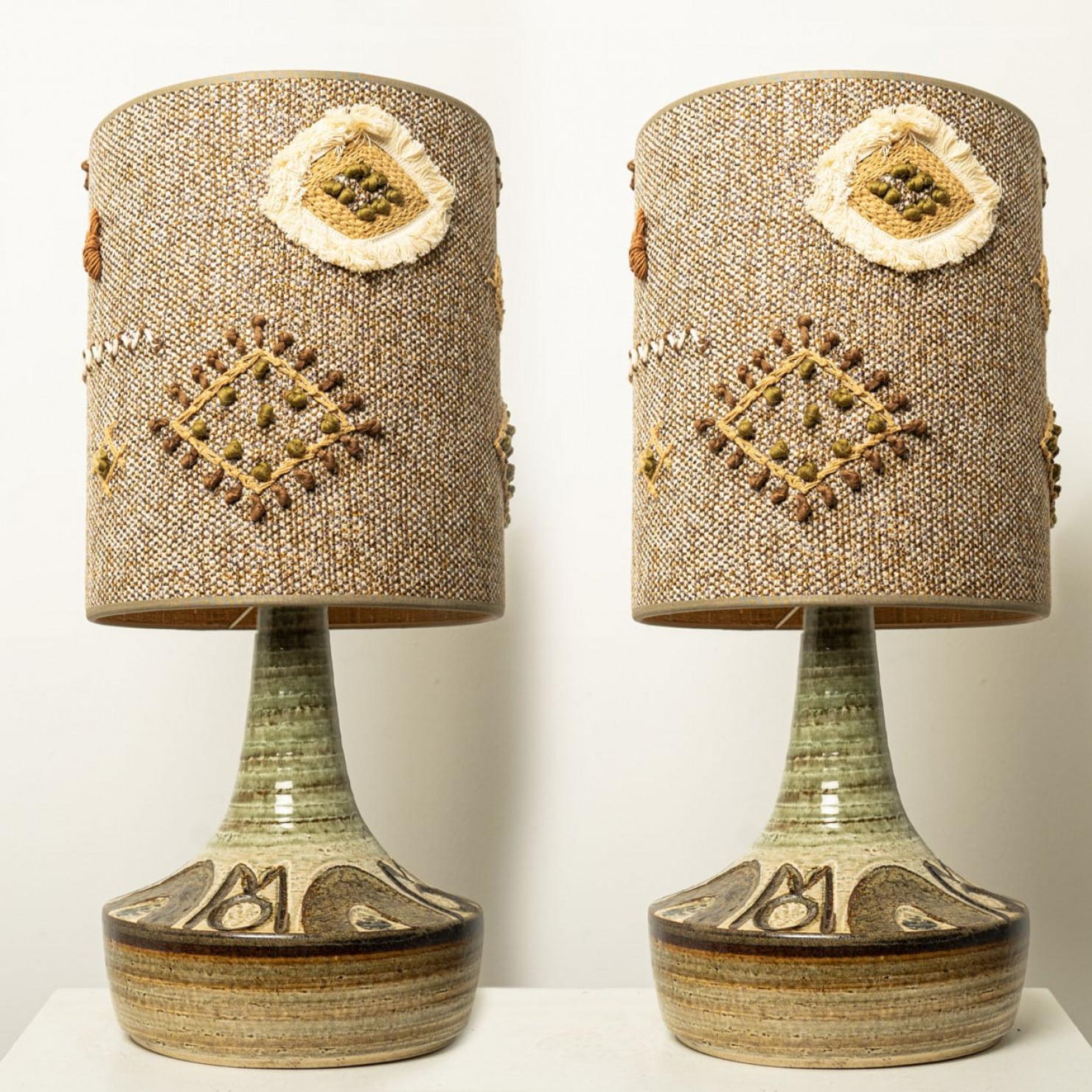 Wunderschöne Keramik-Tischlampe von , 2022. Noomi Backhausen für Soholm, Dänemark 1960er Jahre. Kombiniert mit einem individuellen Lampenschirm.

Die grüne und braune Keramik und die gelben Farbdetails ergänzen sich sehr gut und leuchten
