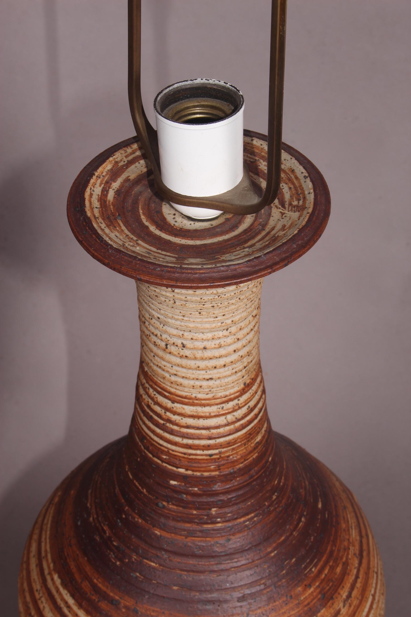 Paar Keramik-Tischlampen (Europäisch) im Angebot