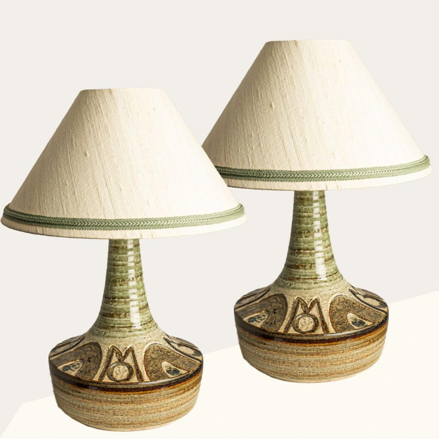 Preciosa lámpara de sobremesa de cerámica de Noomi Backhausen para Soholm, Dinamarca, años 60. Combinado con una pantalla personalizada.

La cerámica verde y marrón con la pantalla hecha a medida se complementan muy bien e iluminan de