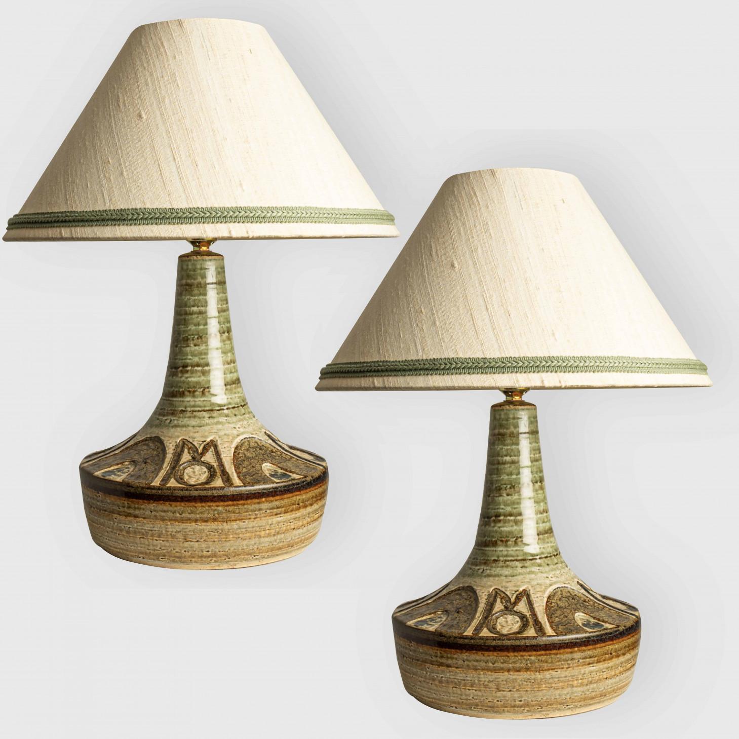 Bellissima lampada da tavolo in ceramica di Noomi Backhausen per Soholm, Danimarca, anni '60. Abbinato a un paralume personalizzato.

Le ceramiche verdi e marroni e il paralume personalizzato si completano a vicenda e si illuminano a