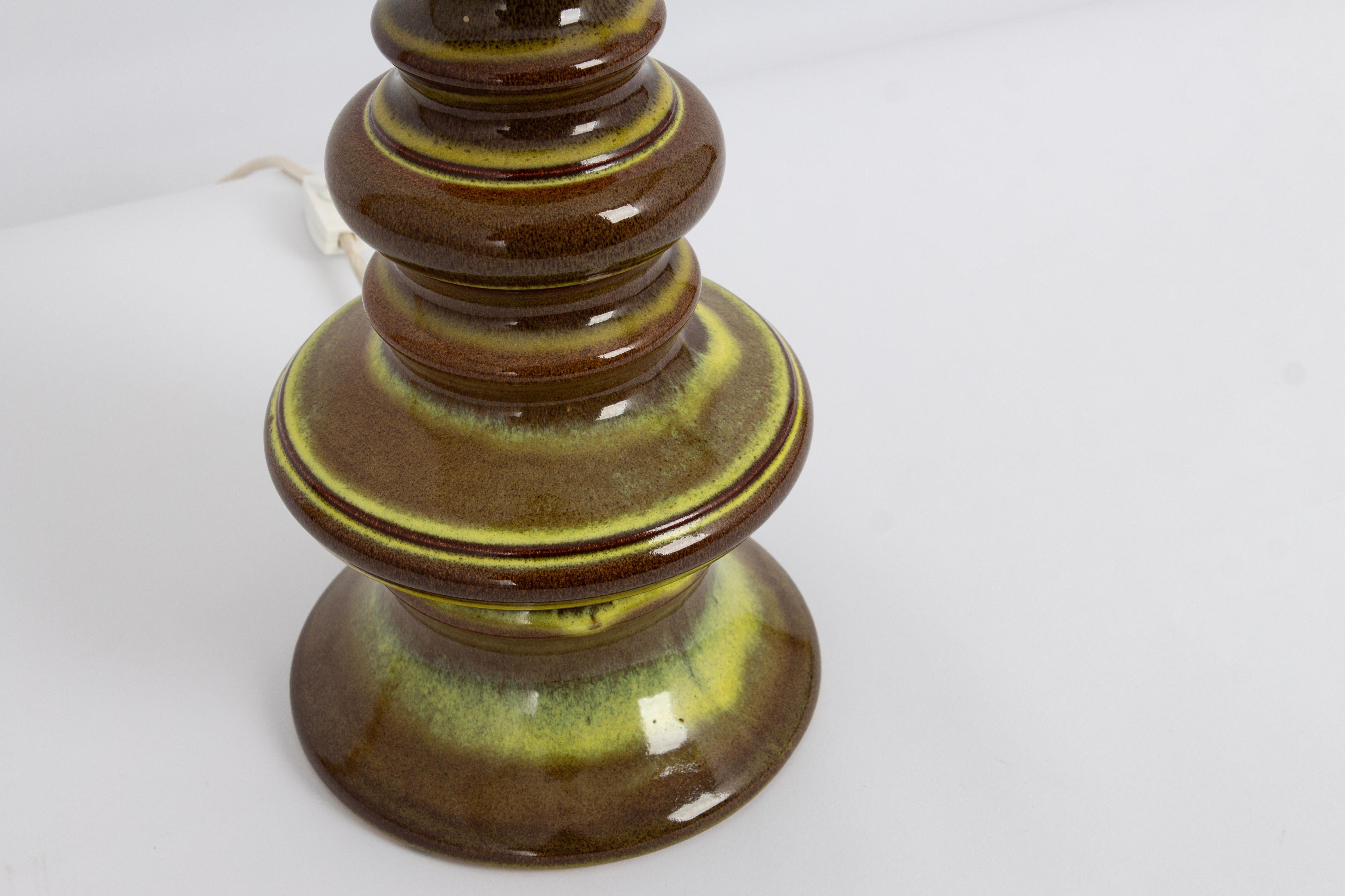 Grandi lampade da tavolo in ceramica, realizzate in Germania, anni '70
Forma e colore stupefacenti - Buona qualità e buone condizioni con segni dell'età e dell'uso. Pulito, ben cablato e pronto all'uso. La lampada da tavolo richiede una lampadina