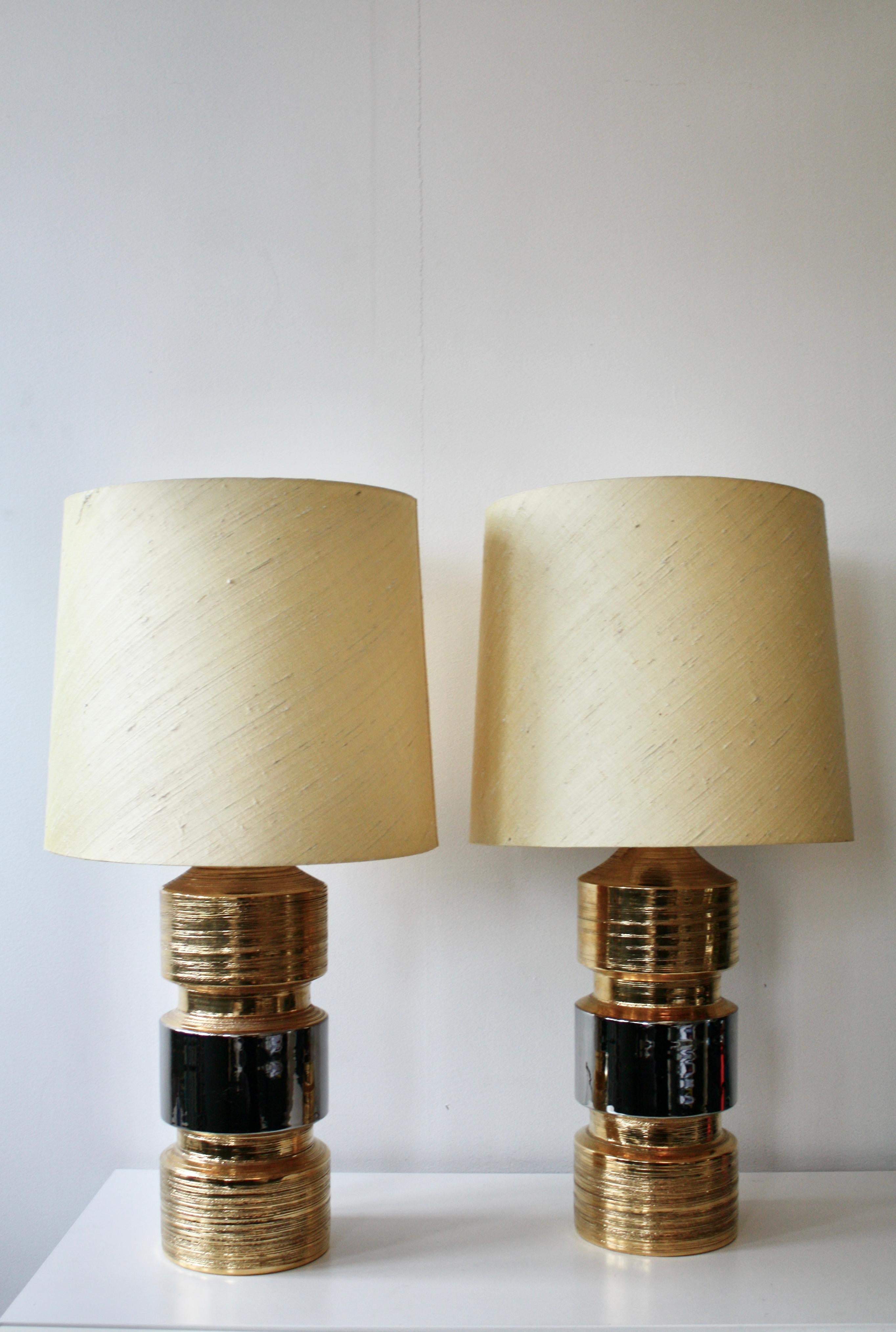 Remarquable paire de lampes de table en céramique conçues par Bitossi pour la célèbre société suédoise de luminaires Bergboms, datant des années 1960 ou du début des années 1970.
Ces lampes sculpturales sont dotées de bases en céramique audacieuses