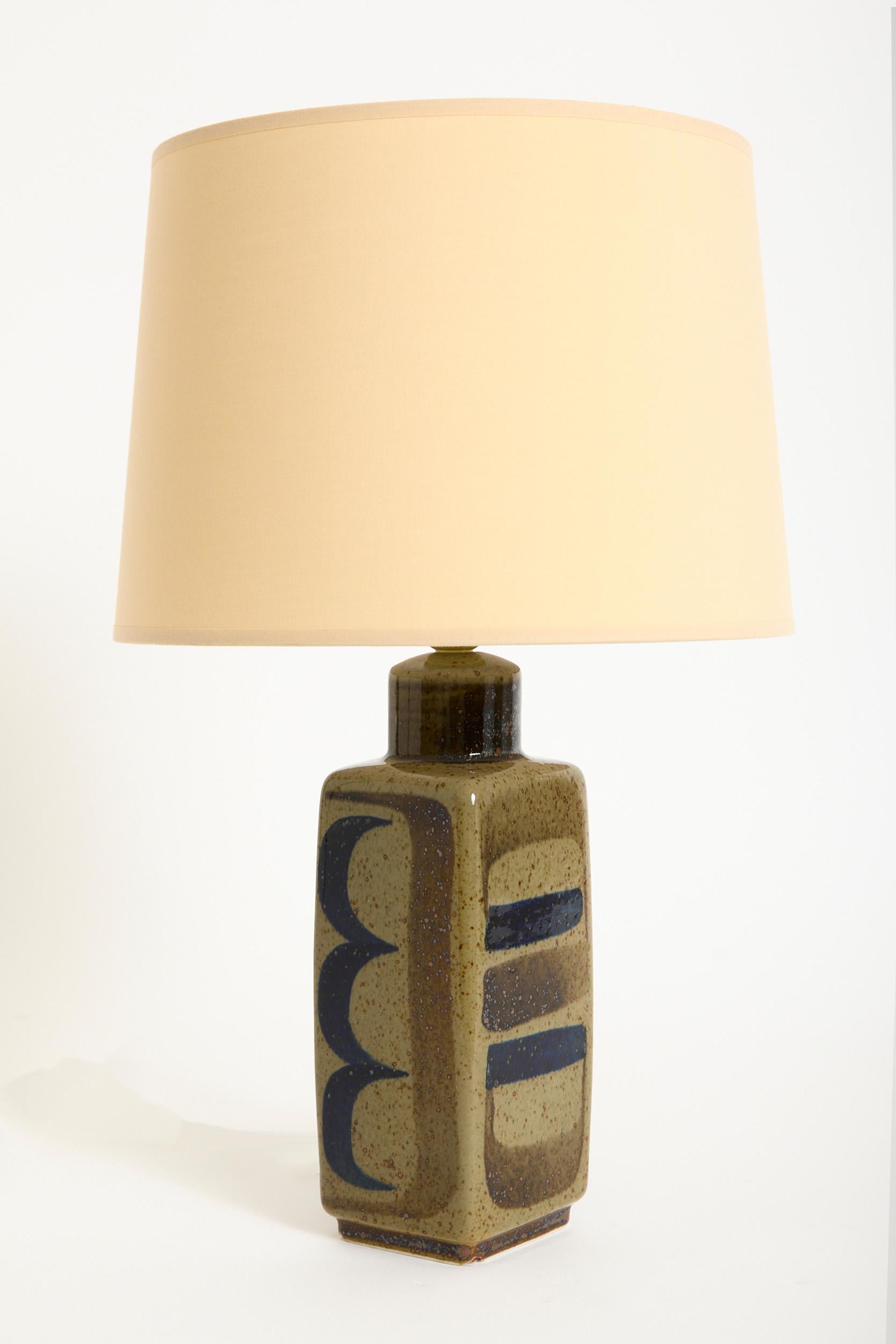 A pair of glazed and hand painted ceramic table lamps by Carl-Harry Stålhane (1920-1990) for Rörstrand.
Sweden, 1960s
With the shade: 55 cm high by 36 cm diameter
Lamp base only: 37 cm high by 10.5 cm wide by 11.5 cm depth