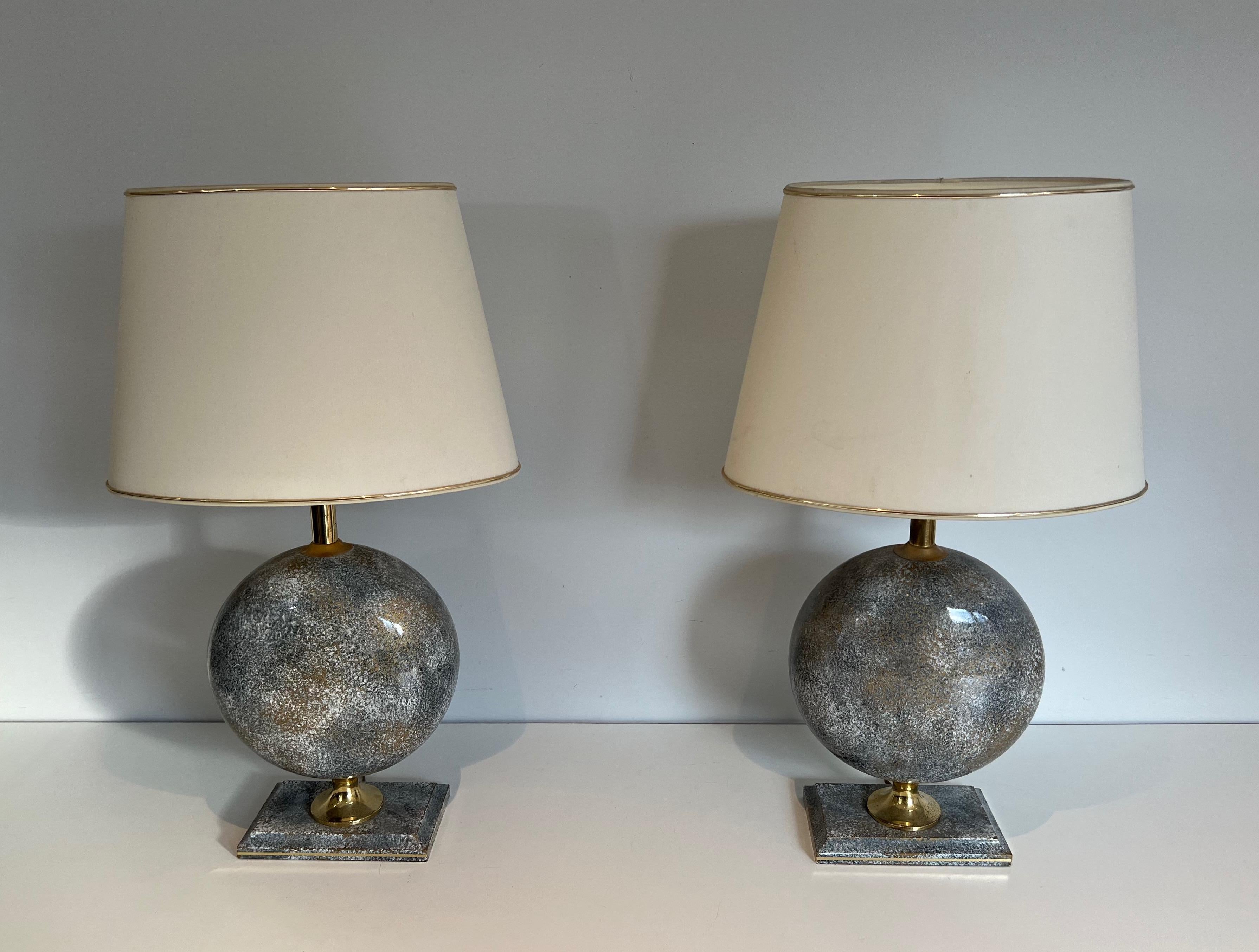 Cette belle et importante paire de lampes de table est fabriquée en céramique avec des éléments en métal doré. Il s'agit d'un ouvrage français de Philippe Barbier. Circa 1970
