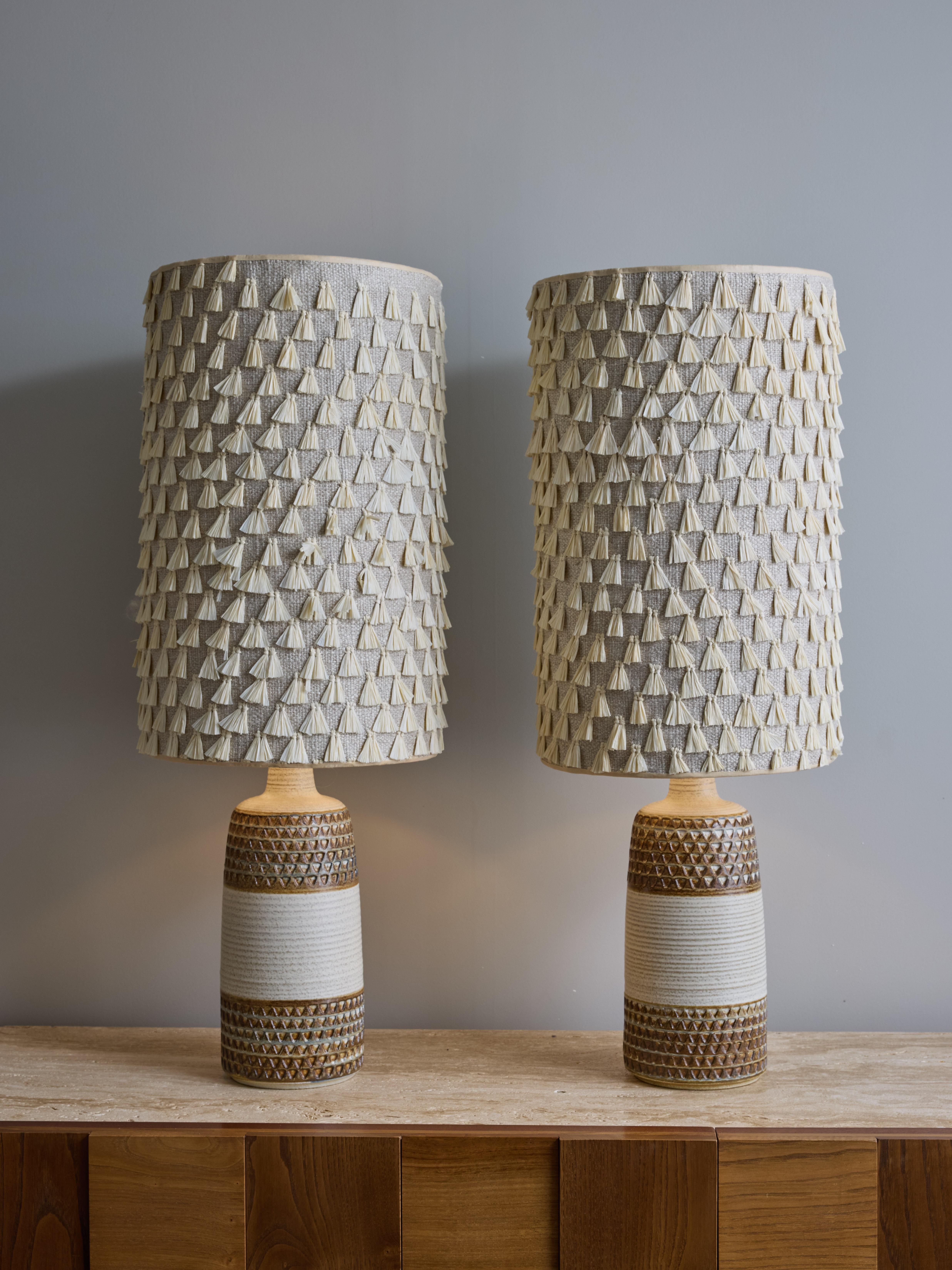 Ein Paar Keramik-Tischlampen von Søholm Stentøj mit modernen Lampenschirmen (Skandinavische Moderne) im Angebot