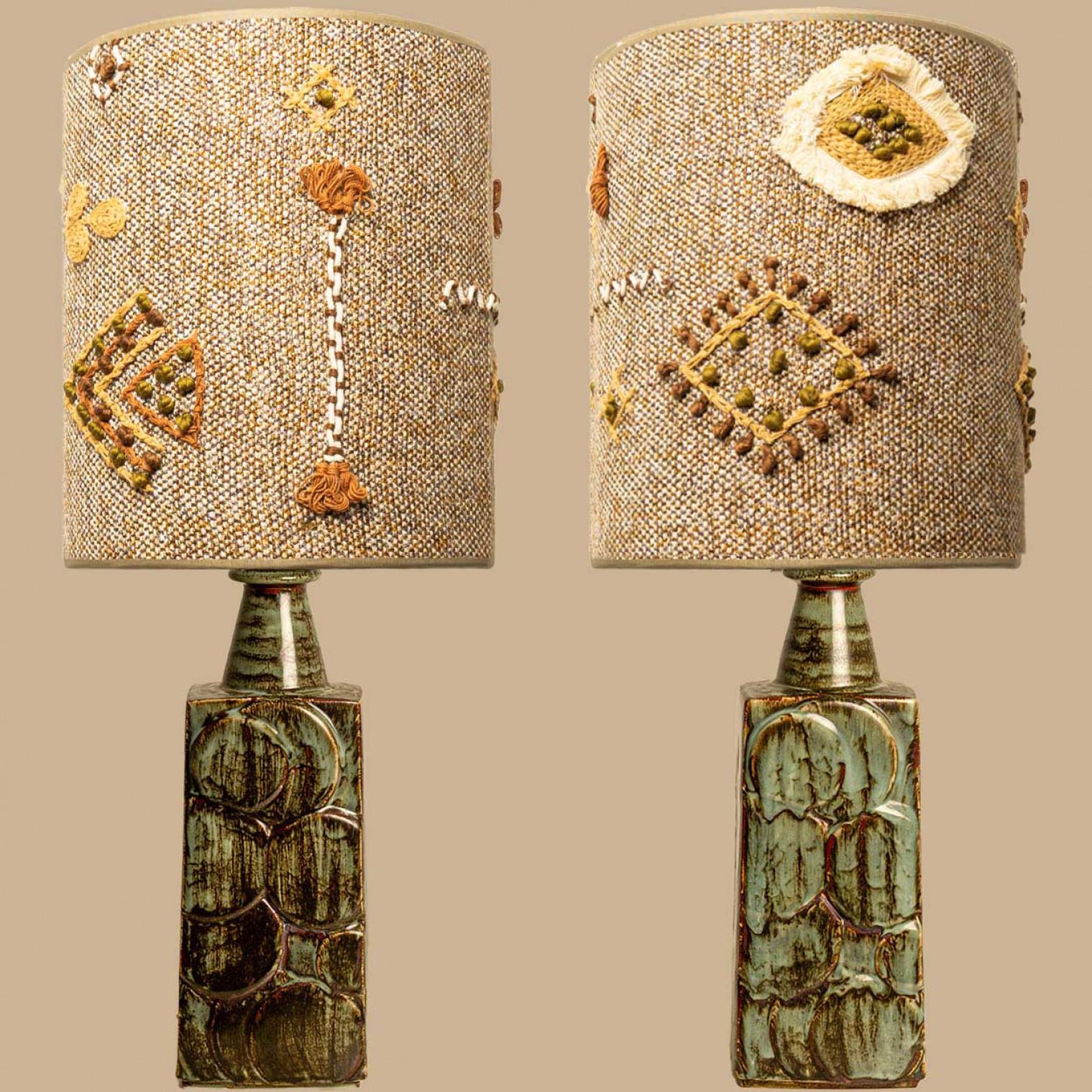 Schöne Tischlampe aus Keramik, 2022. Von Soholm, Dänemark 1960er Jahre. Kombiniert mit einem individuellen Lampenschirm.

Die grüne und braune Keramik und die gelben Farbdetails ergänzen sich sehr gut und leuchten schön.

Sofort einsatzbereit. Diese