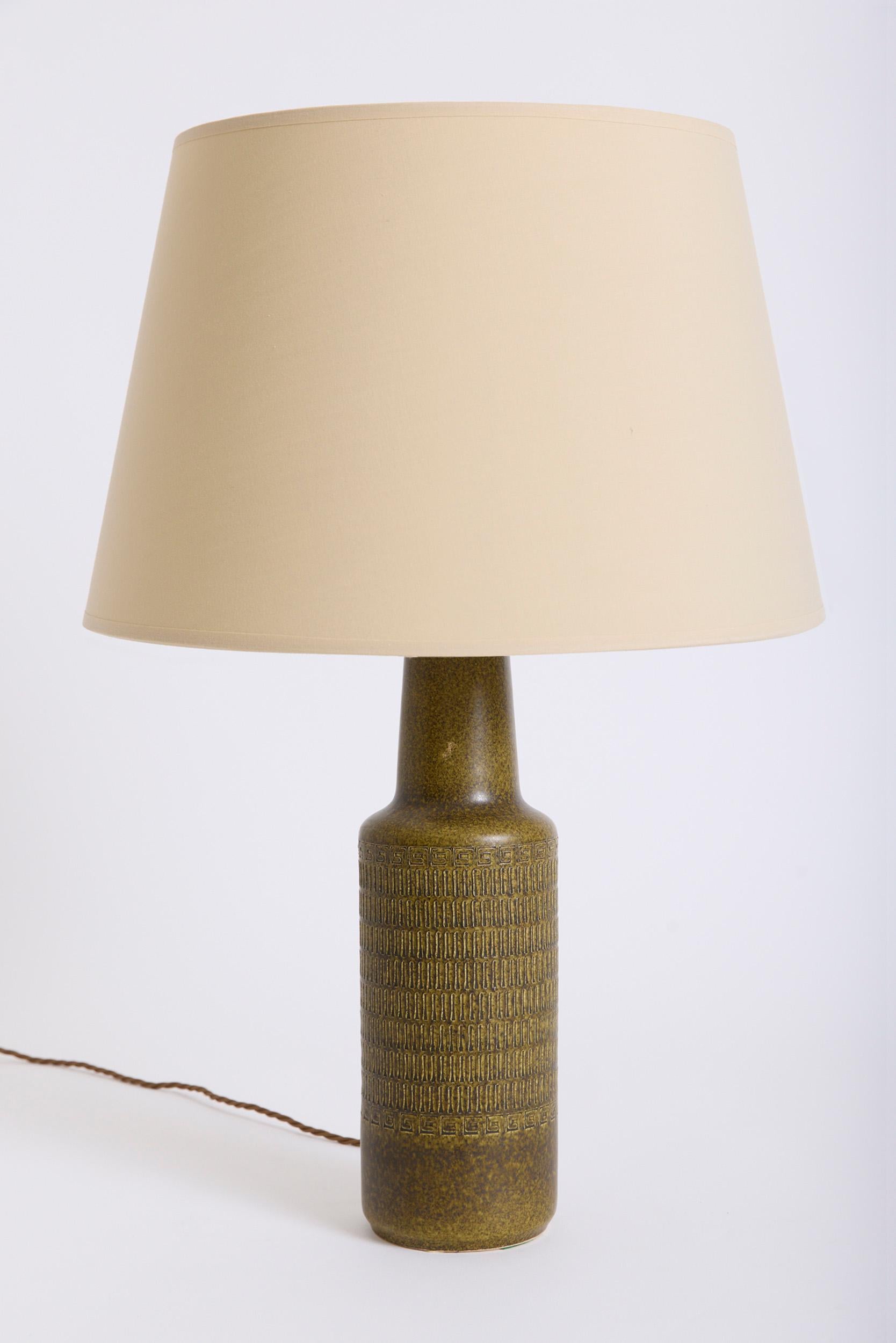 Paire de lampes de table en céramique
Suède, années 1960
Avec l'abat-jour : 60 cm de haut par 40,5 cm de diamètre
Base de la lampe uniquement : 41 cm de haut par 11 cm de diamètre