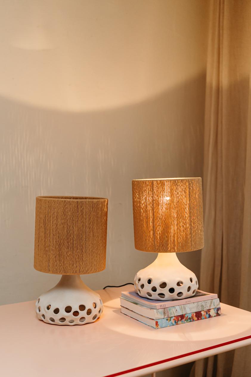 Belge Paire de lampes de table en céramique. en vente