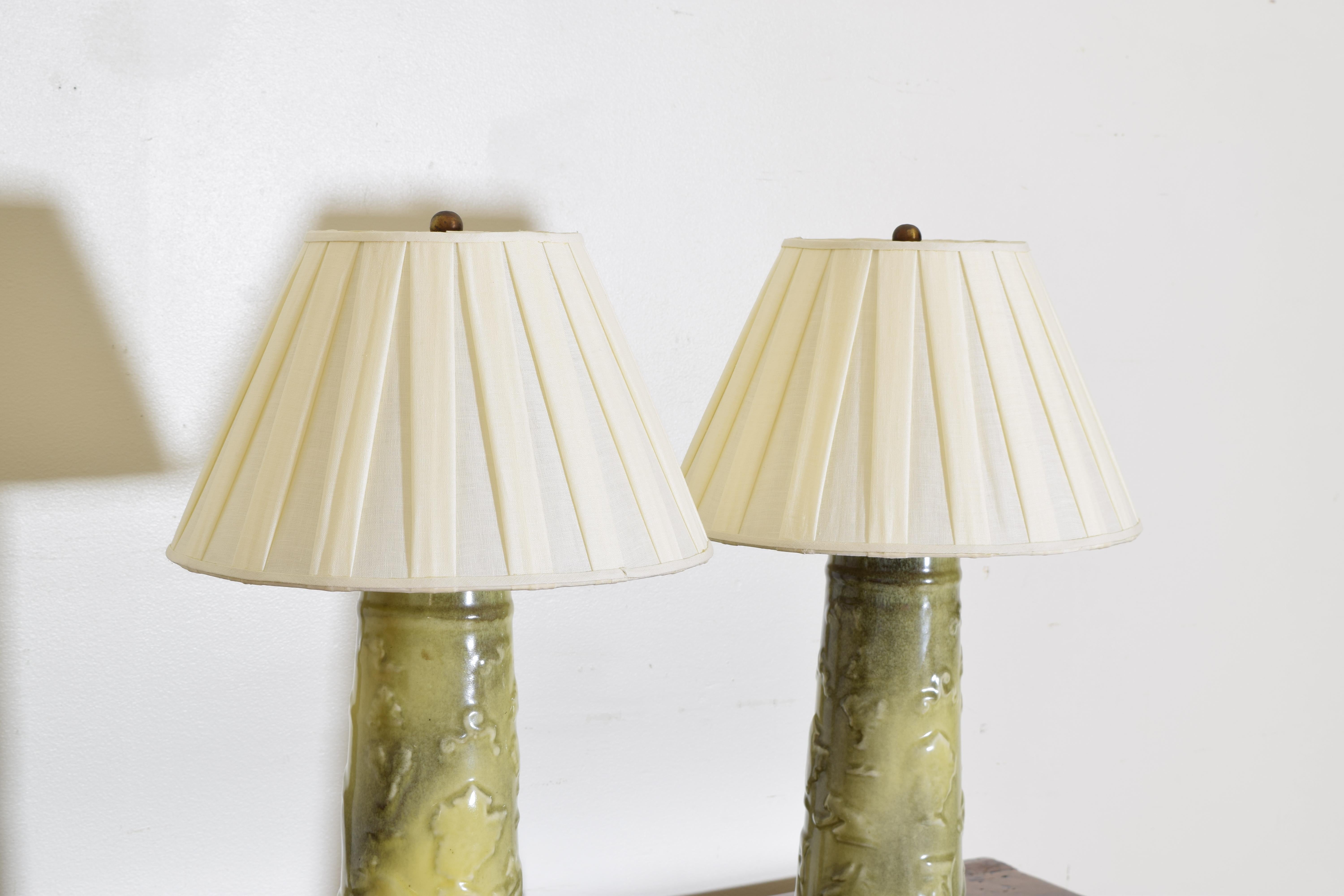 Inconnu Paire de lampes de table en céramique dans le goût japonais, milieu du 20e siècle en vente