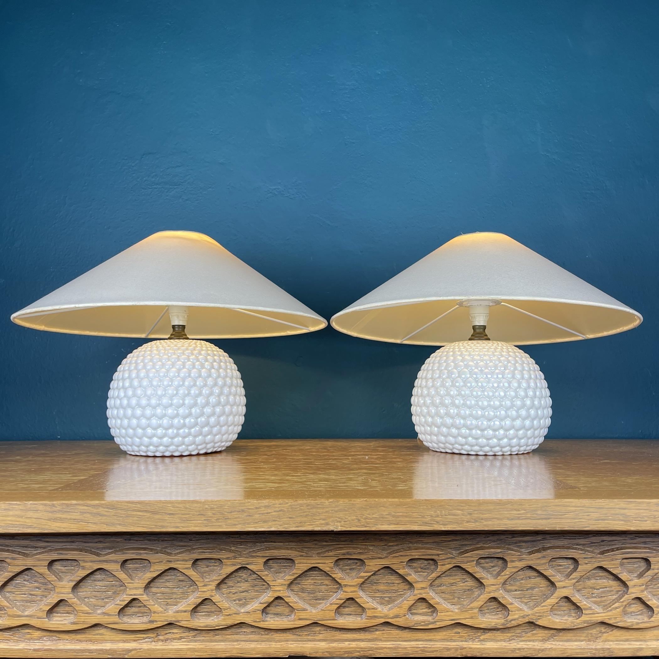 Cette paire de belles lampes rétro en nacre a été fabriquée en Italie dans les années 1970. La lampe porte le logo de l'auteur. La lumière douce créera du confort dans votre chambre à coucher, votre chambre d'enfant ou votre salon. Très bon état