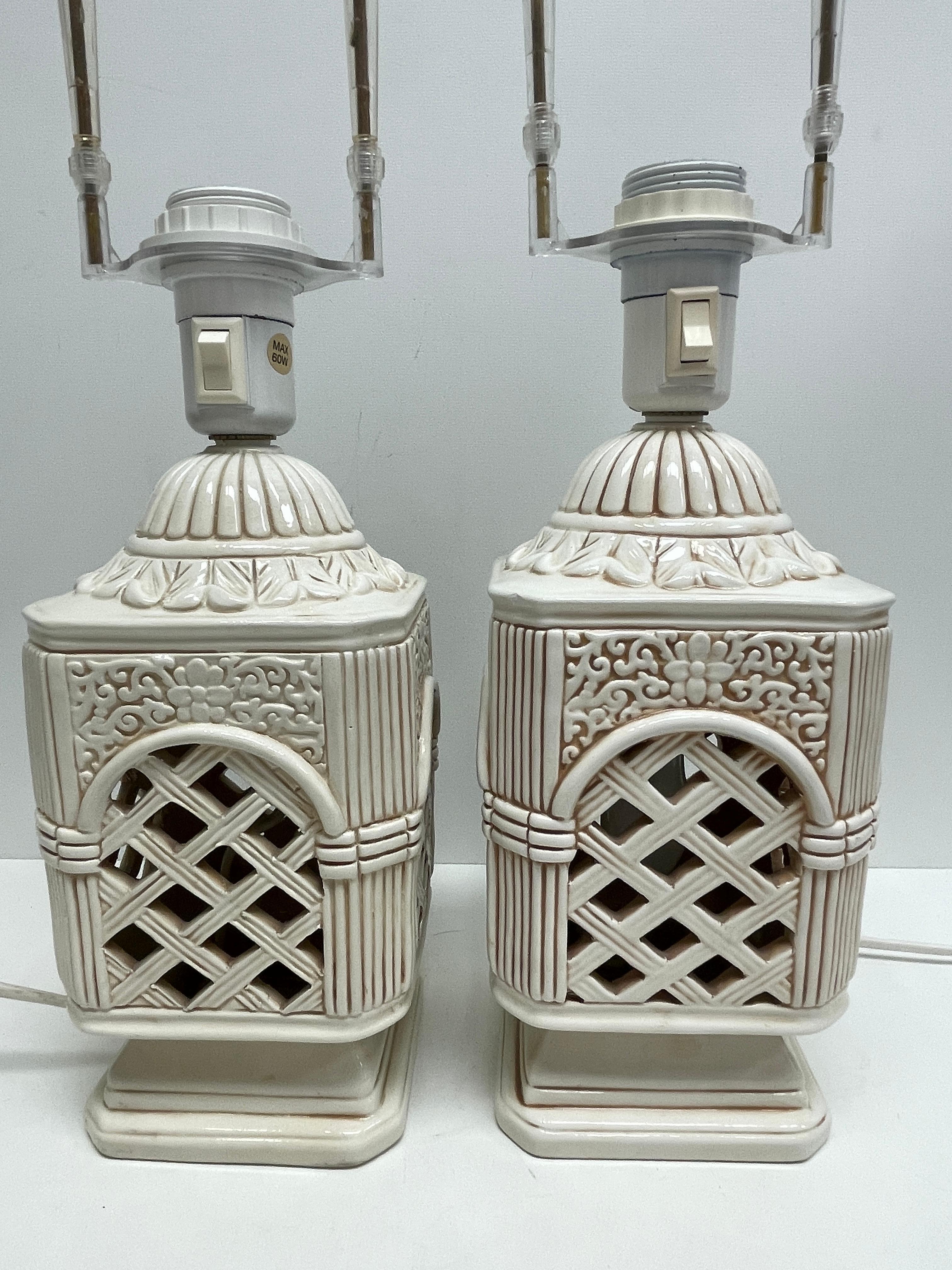 Beautiful pair of ceramic table lamps or side table lamps. Made of ceramic, in the Pagoda Chinoiseries style. Each light requires one European E27 / 110 Volt Edison bulb, up to 60 watts and one European E14 / 110 Volt 40 watt Candelabra bulb for the