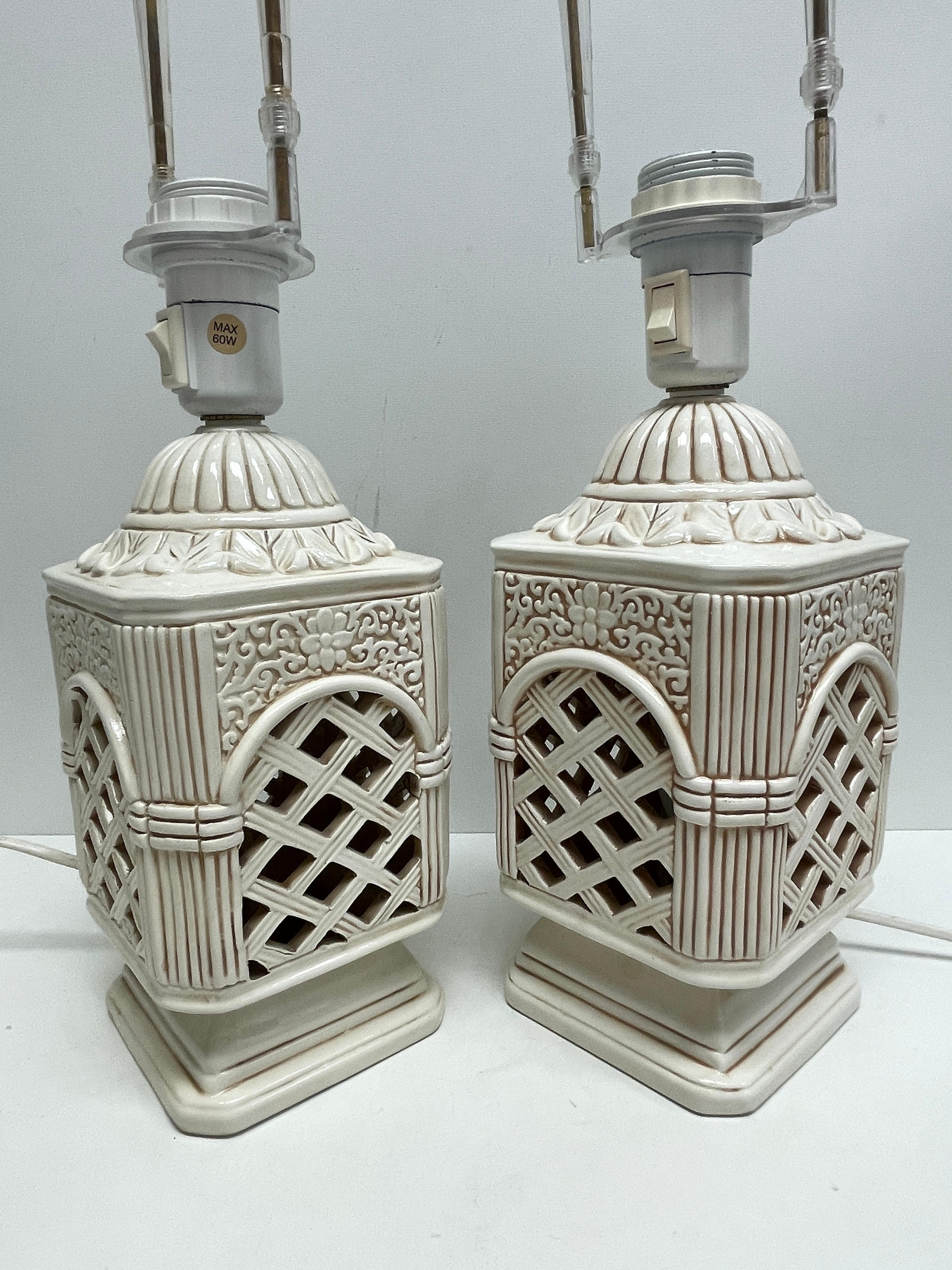 Pair of Ceramic Table Lamps Pagoda Chinoiseries Style Vintage, Sweden In Good Condition For Sale In Nuernberg, DE