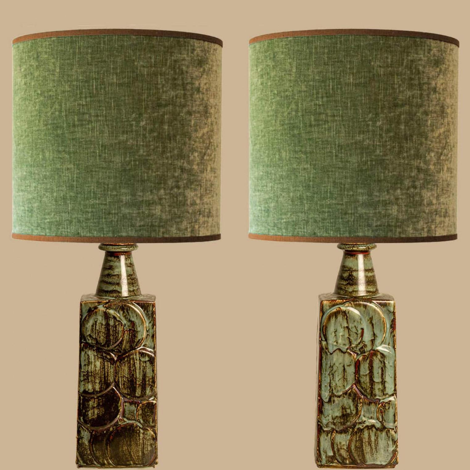 Schöne Tischlampe aus Keramik, 2022. Von Soholm, Dänemark 1960er Jahre. Kombiniert mit einem maßgeschneiderten Lampenschirm von R houben.

Die grüne und braune Keramik und der grün und braun gefärbte Lampenschirm mit bronzenem Innenschirm ergänzen