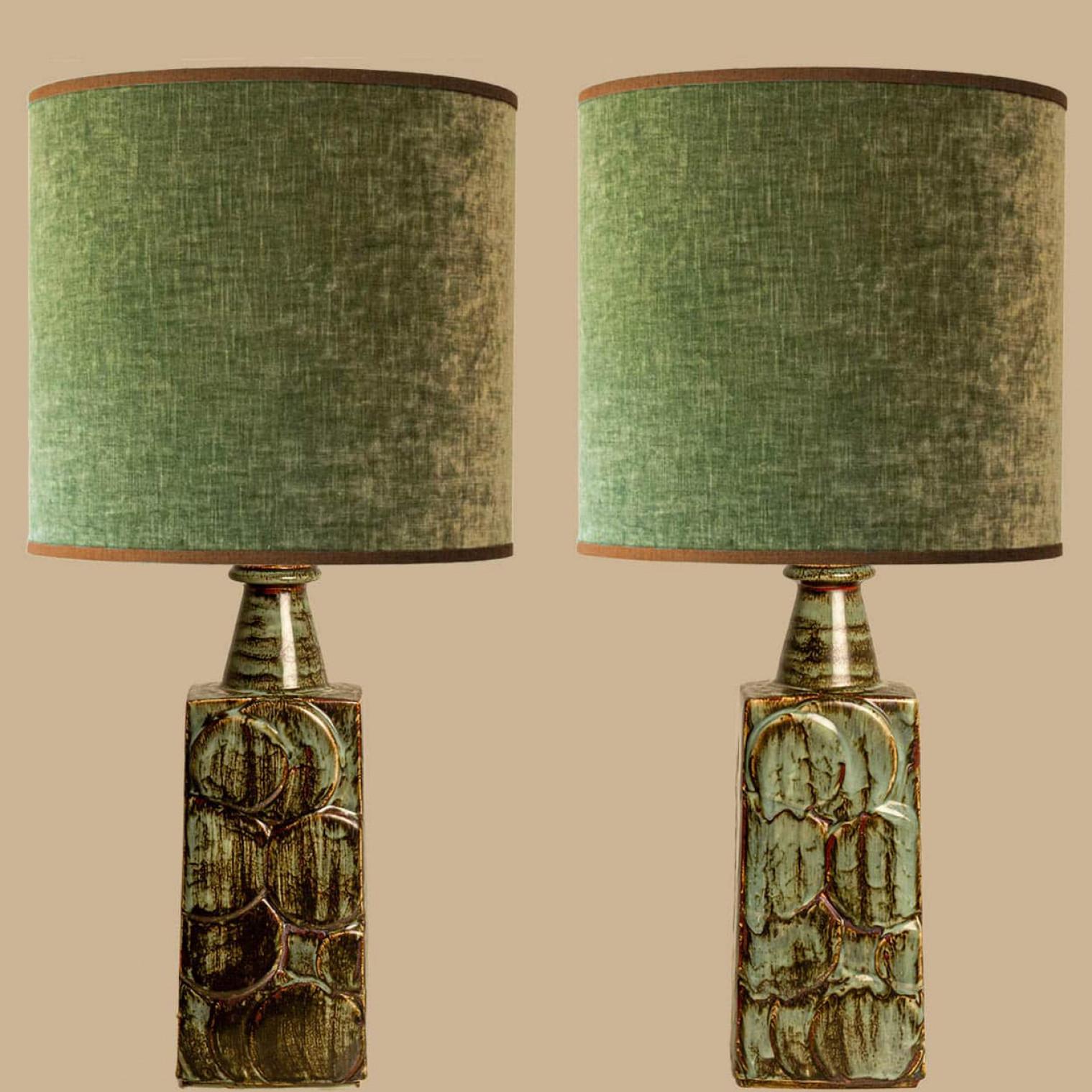 Belle lampe de table en céramique, 2022. By Soholm, Danemark années 1960. Associé à un abat-jour personnalisé de R houben.

Les céramiques vertes et brunes et l'abat-jour coloré vert et brun avec brons innerschade se complètent très bien et