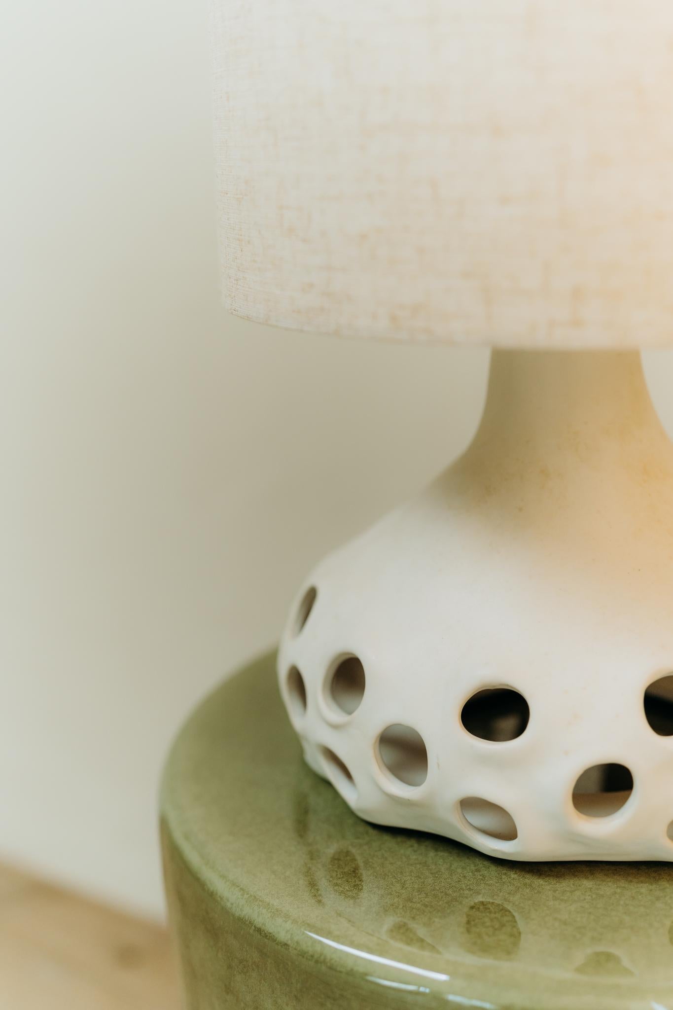 Paire de lampes de table en céramique, abat-jour blanc en vente 6