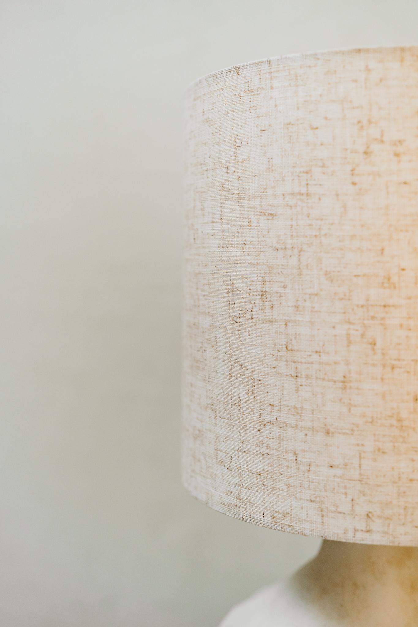 Belge Paire de lampes de table en céramique, abat-jour blanc en vente