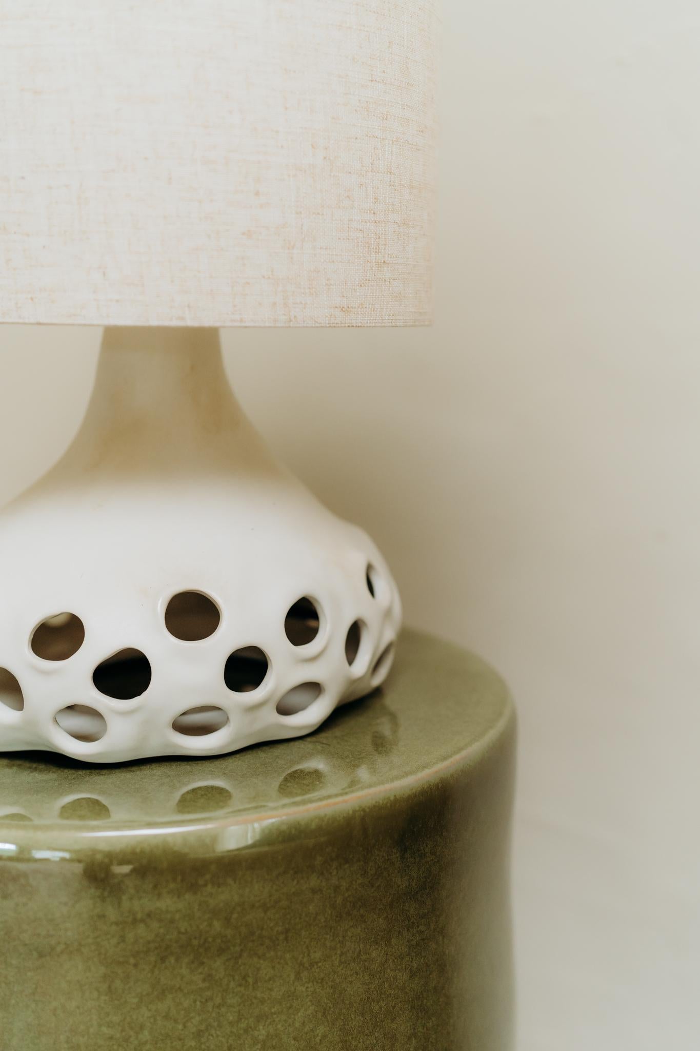 XXIe siècle et contemporain Paire de lampes de table en céramique, abat-jour blanc en vente