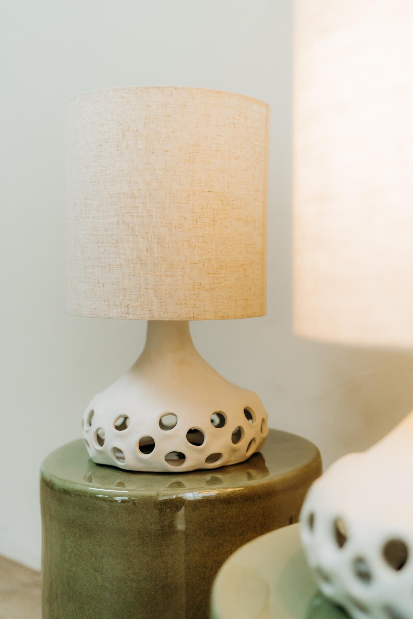 Céramique Paire de lampes de table en céramique, abat-jour blanc en vente