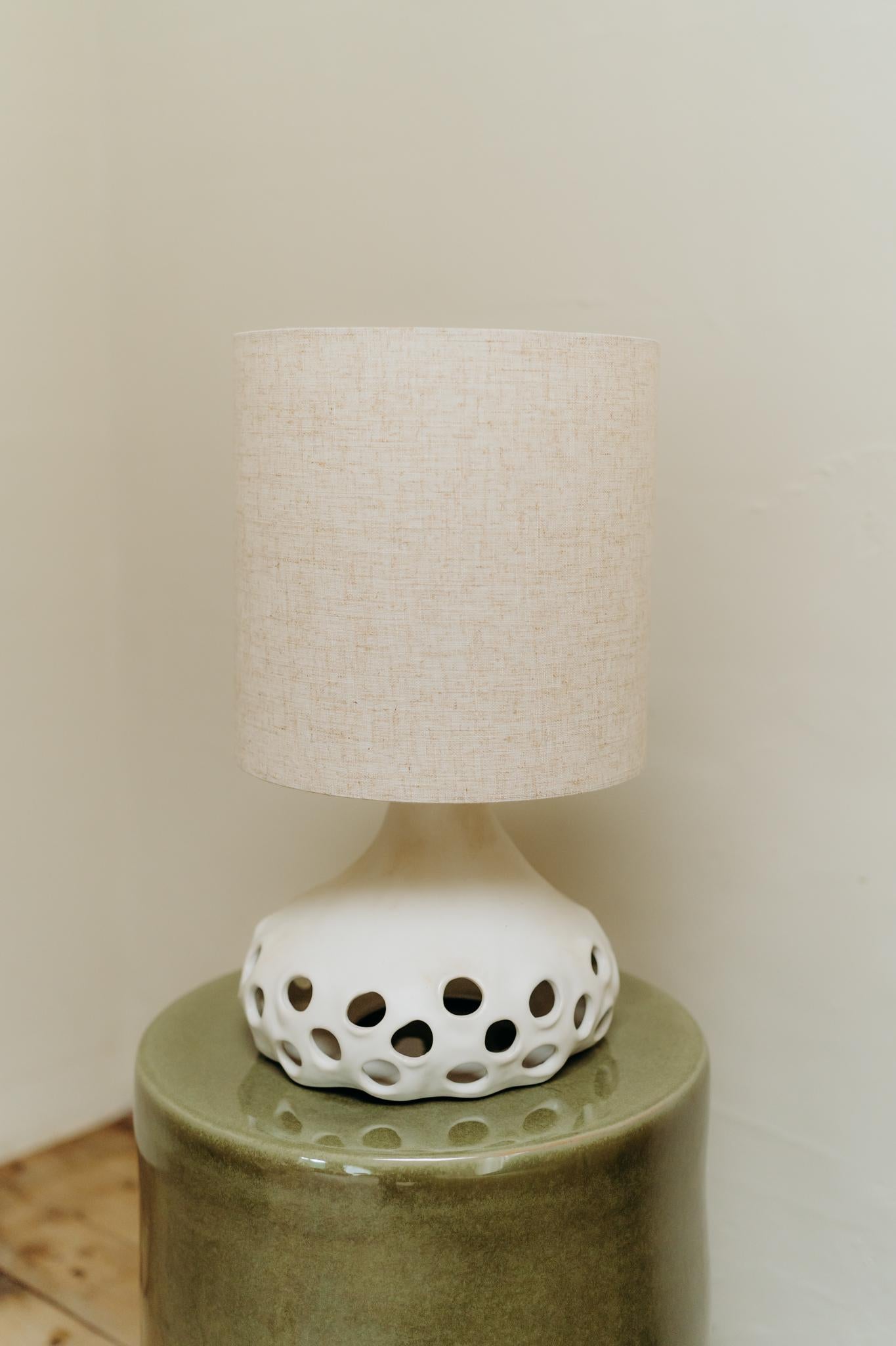 Paire de lampes de table en céramique, abat-jour blanc en vente 1
