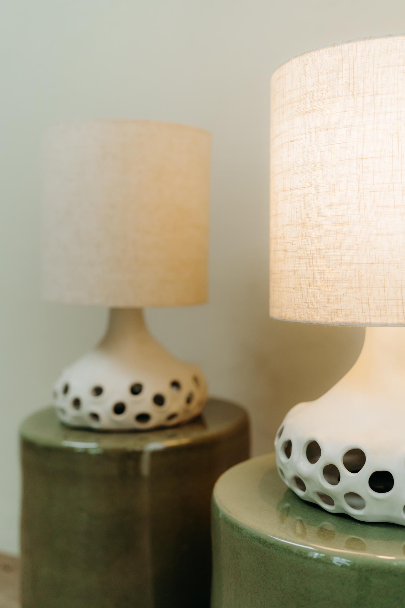 Paire de lampes de table en céramique, abat-jour blanc en vente 2