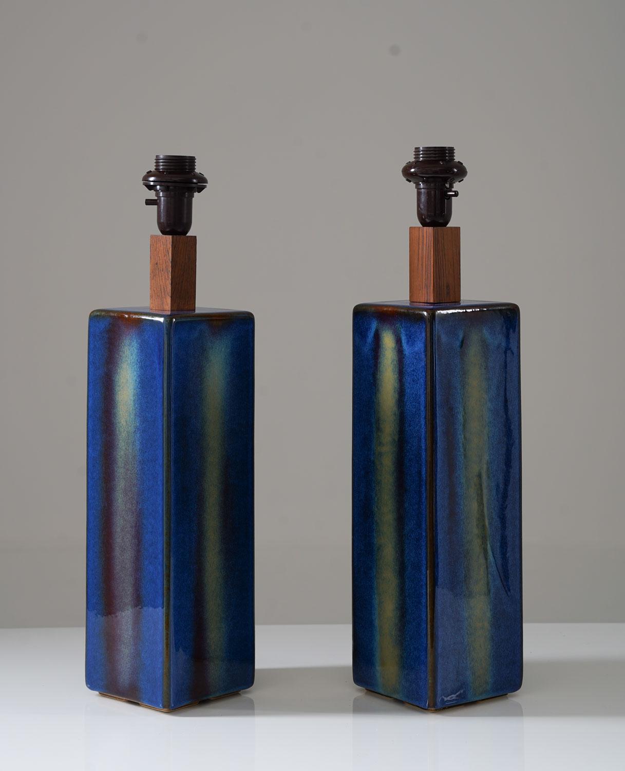 Introducing a stunning pair of large ceramic table lamps with wooden details, crafted by Søholm Stentøj of Bornholm, Denmark. These lamps are in very good original condition, and they would make a beautiful addition to any home.

Søholm Stentøj was