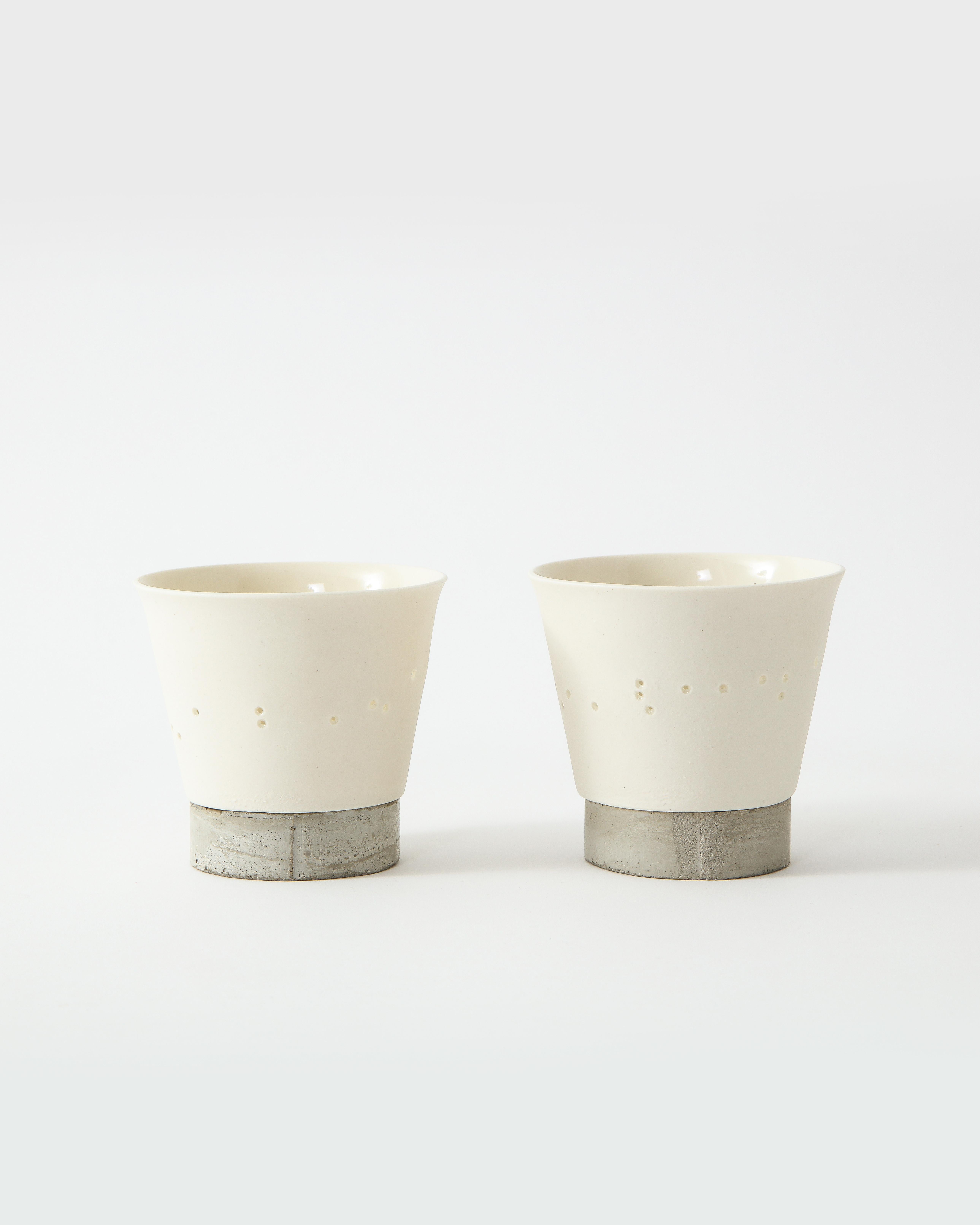 Paar keramische Teelichtbecher mit Betonsockel (Keramik) im Angebot