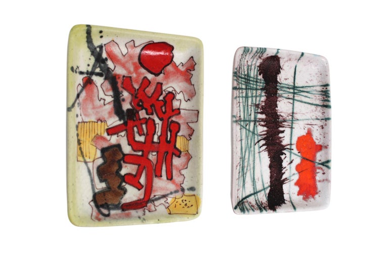 Pair of unusual and atypically decorated Guido Gambone trays. Each tray signed Gambone with donkey mark to reverse, and with hanging wire and original foil label.
