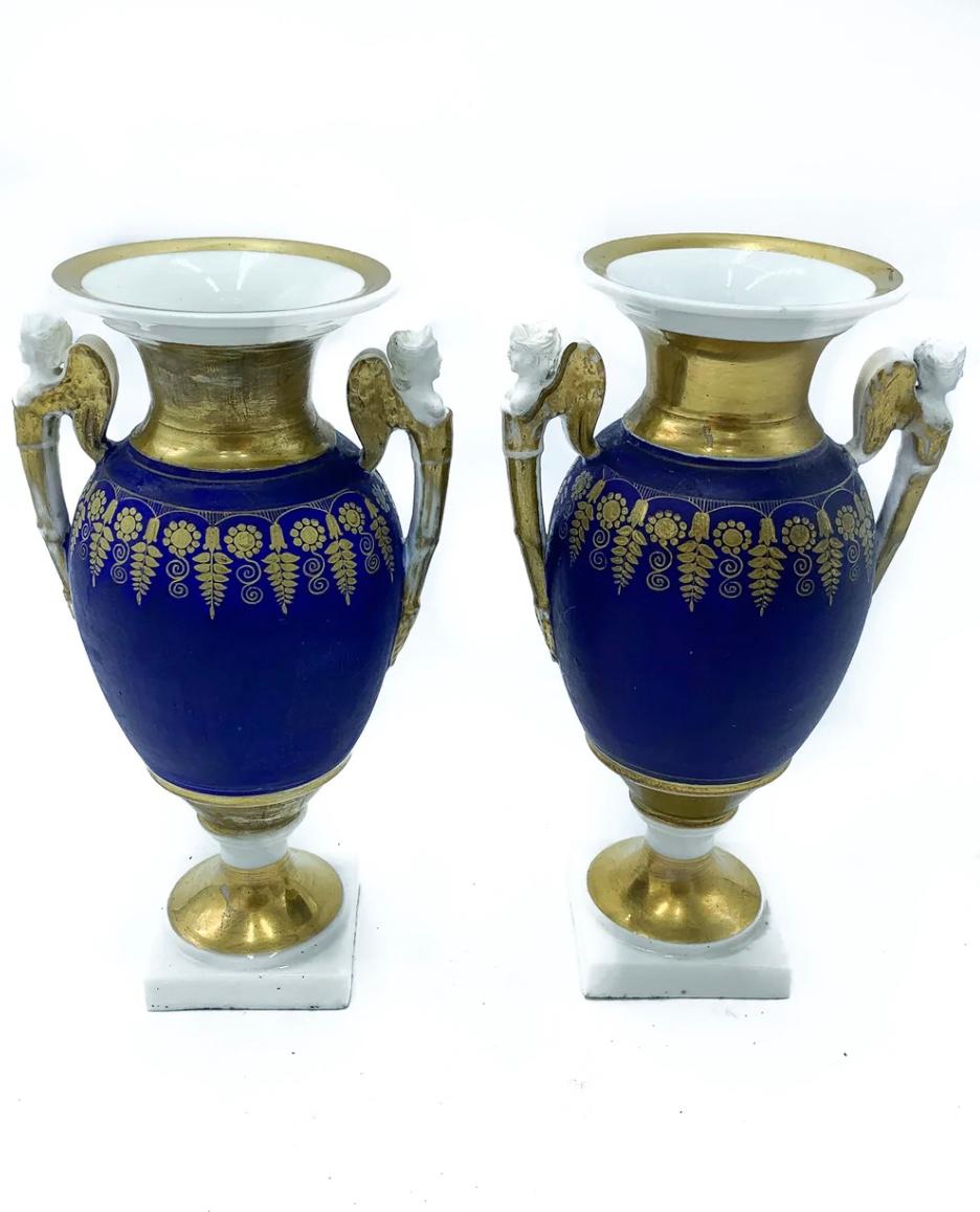 Paire de vases en céramique d'époque Premier Empire - 1810, fabrication française

 Ø 10 cm h 18,5 cm

Les deux vases sont en très bon état, peints à la main et sculptés dans les détails. Un objet d'art vraiment précieux.