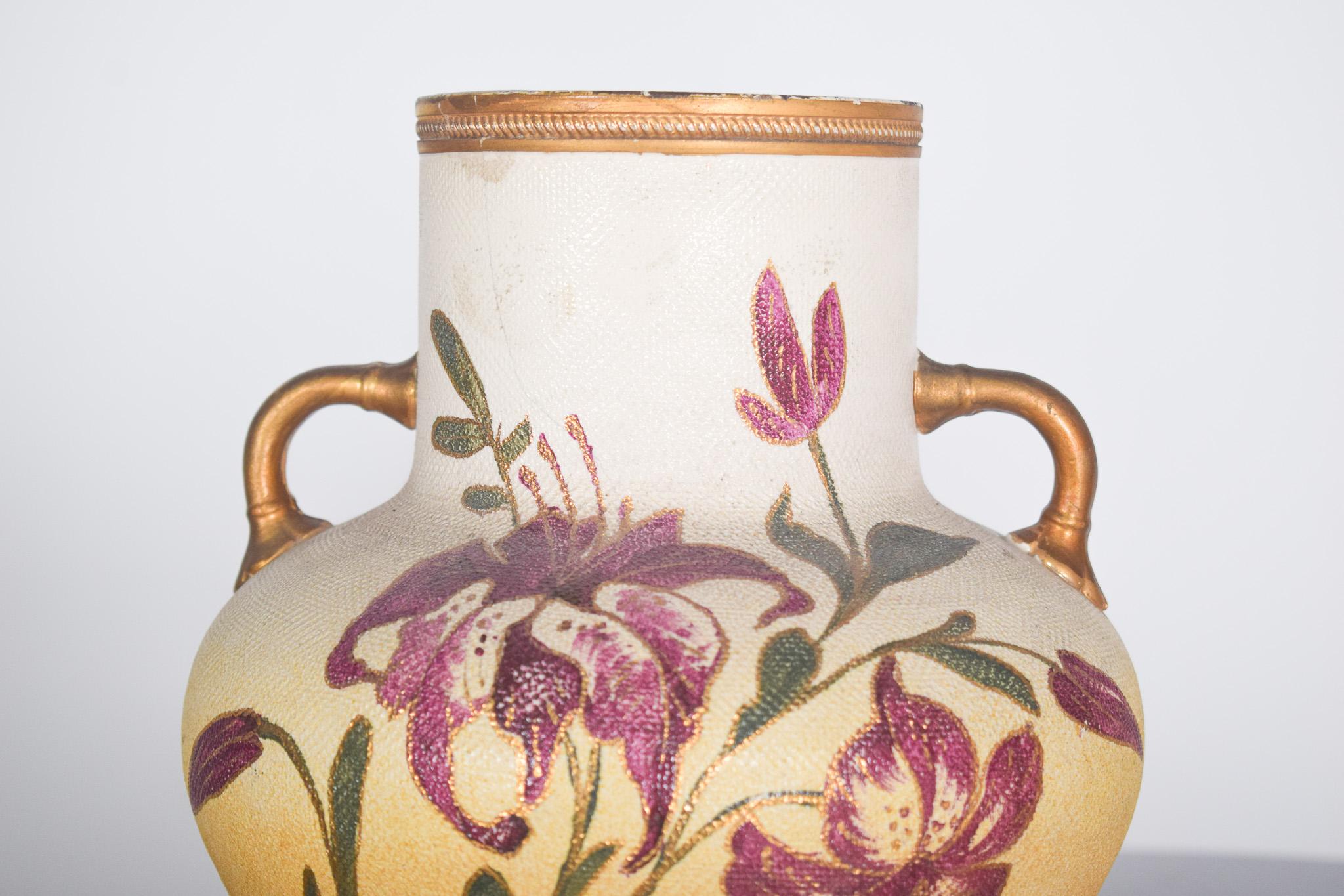 Portugais Paire de vases en céramique avec deux anses en vente