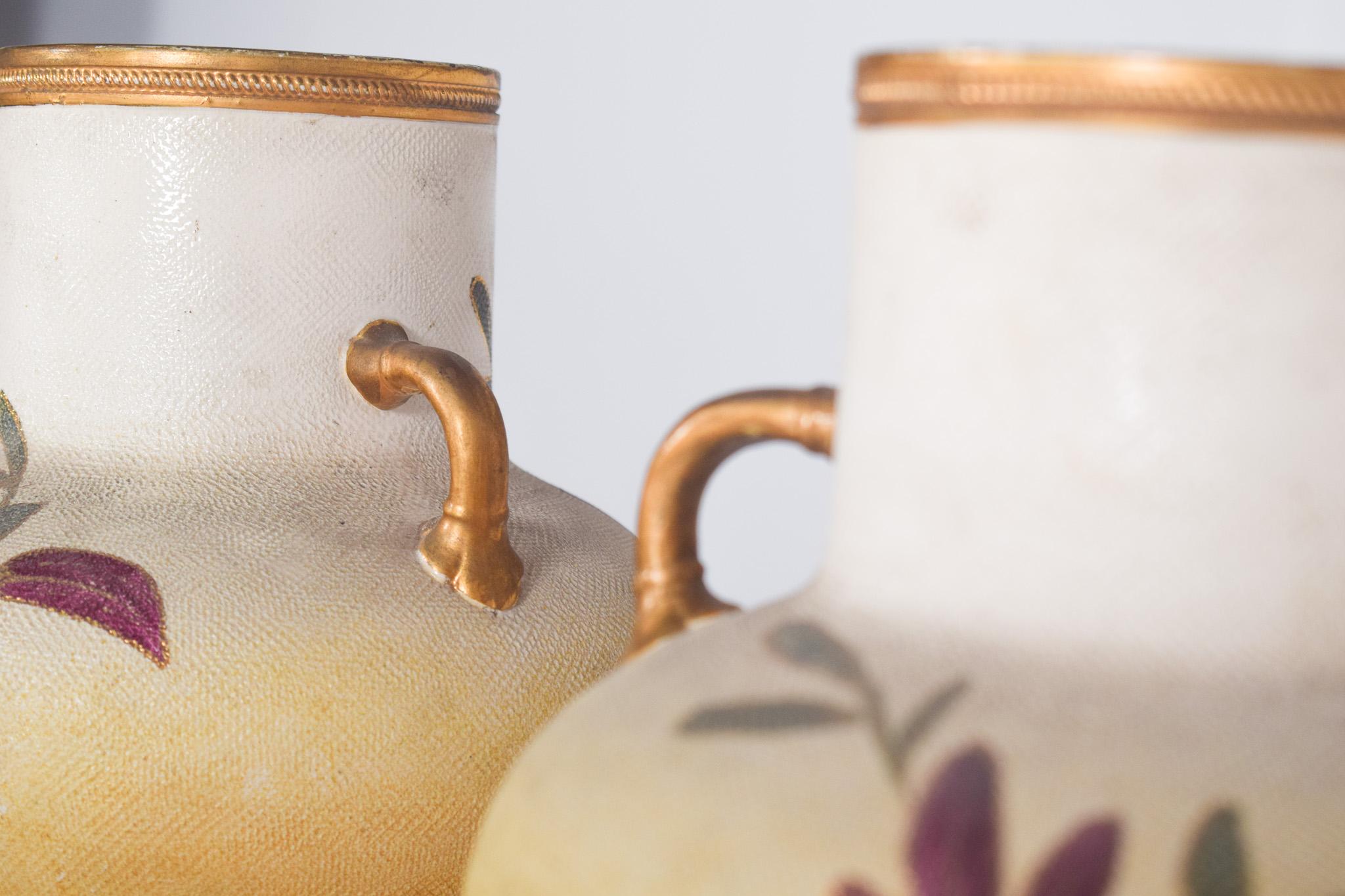 Poteries Paire de vases en céramique avec deux anses en vente