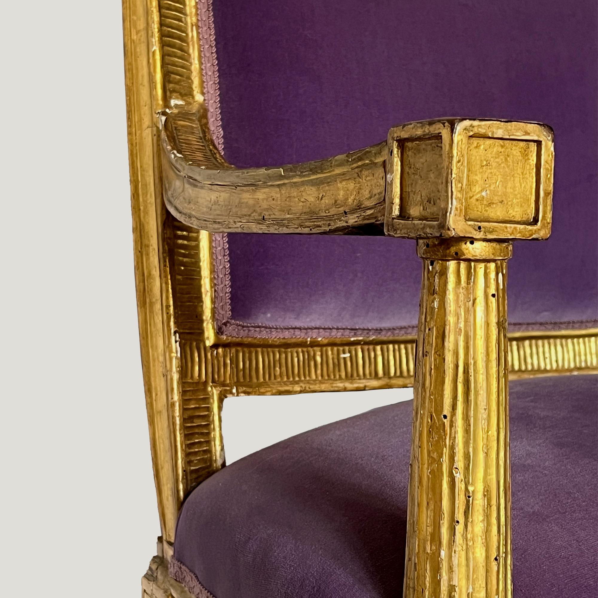 Français Paire de fauteuils de cérémonie en bois sculpté et doré en vente