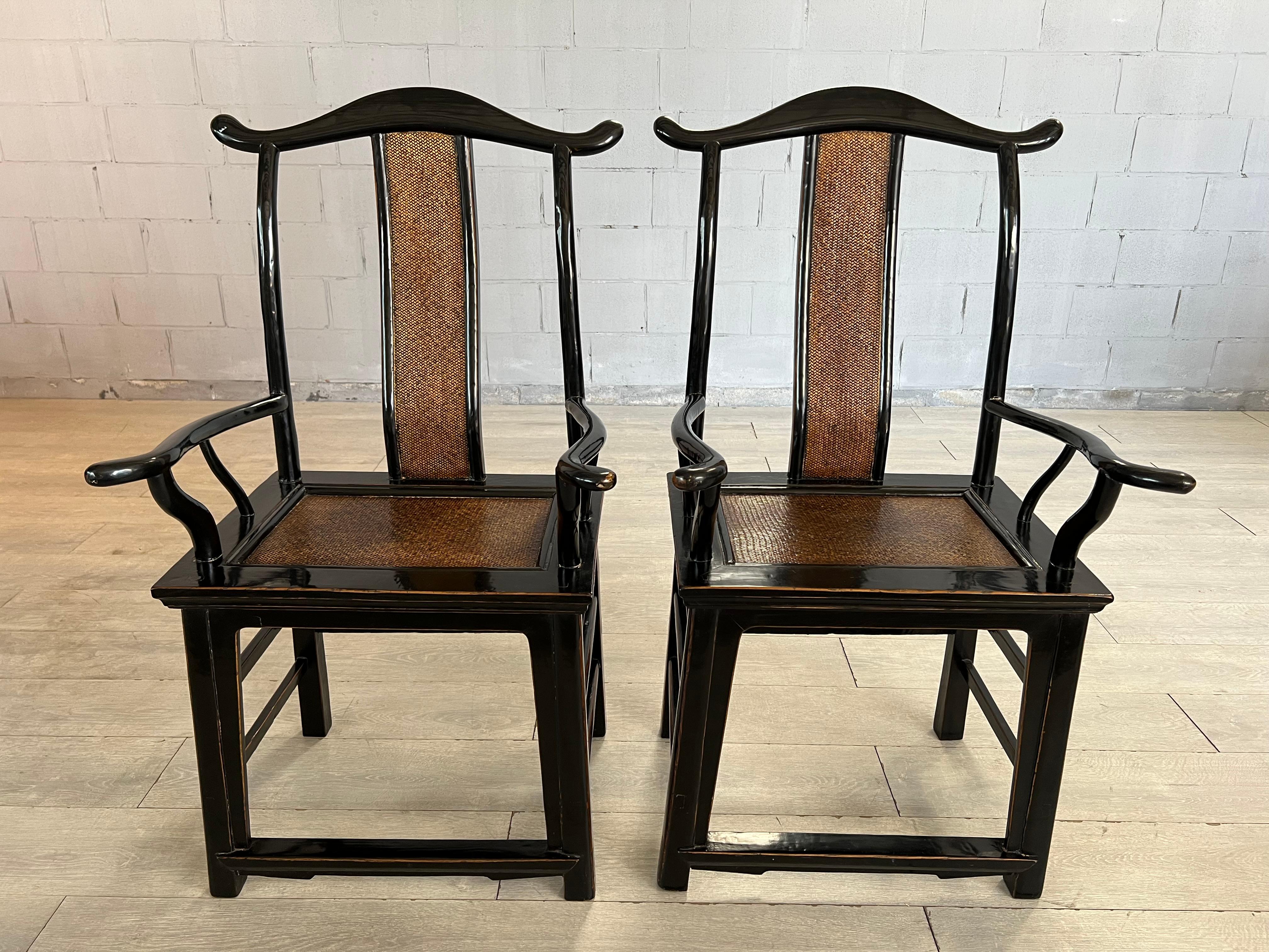 Paar zertifizierte chinesische 19c-Sessel aus schwarz lackiertem Ulmenholz und Rattan  (Handgeschnitzt) im Angebot