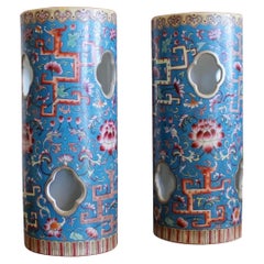 Paire de porte-chapeaux / supports à griffes en porcelaine chinoise bleu céruléen