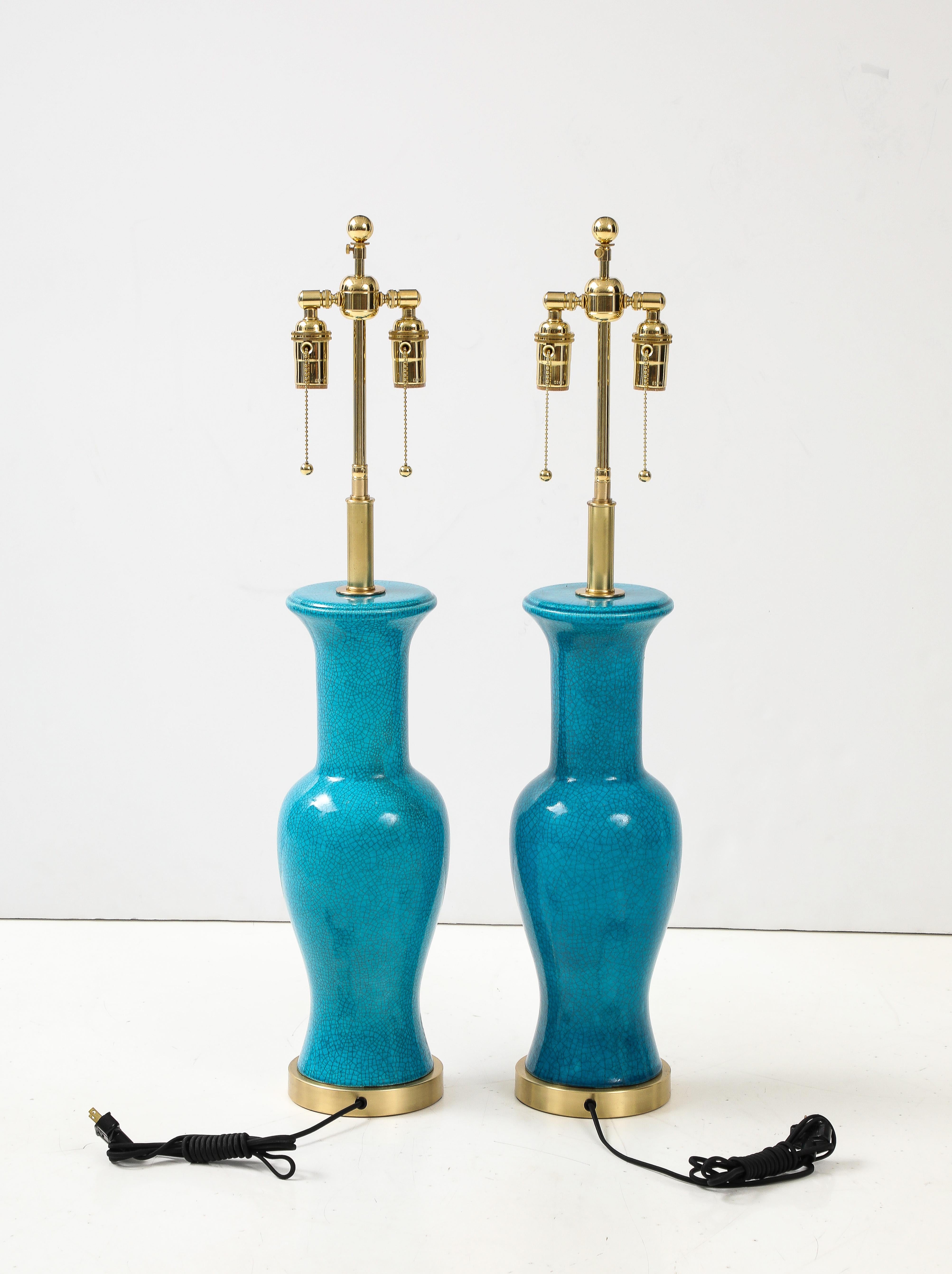 Paire de lampes en céramique émaillée bleue céruléenne en vente 4