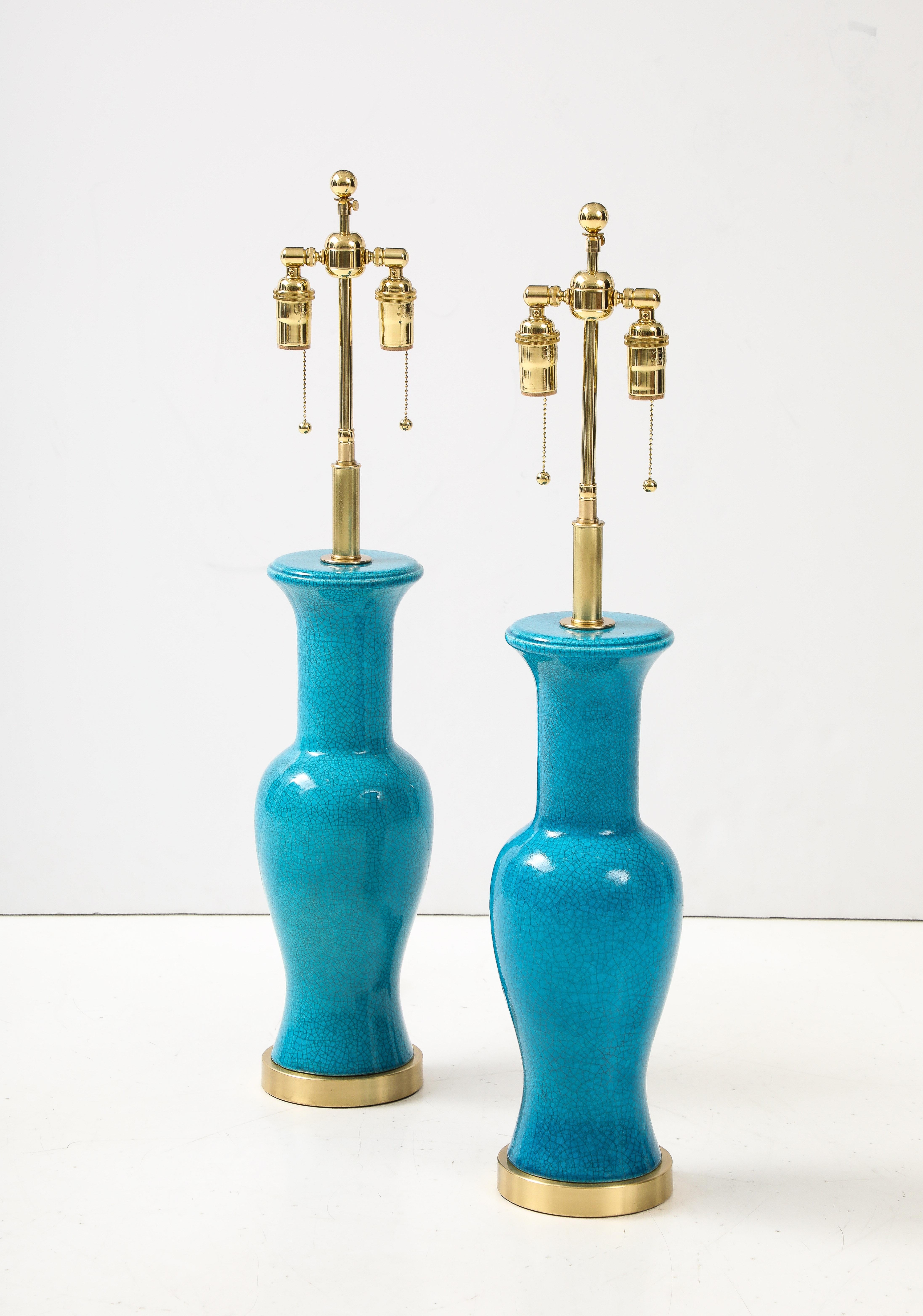 Américain Paire de lampes en céramique émaillée bleue céruléenne en vente