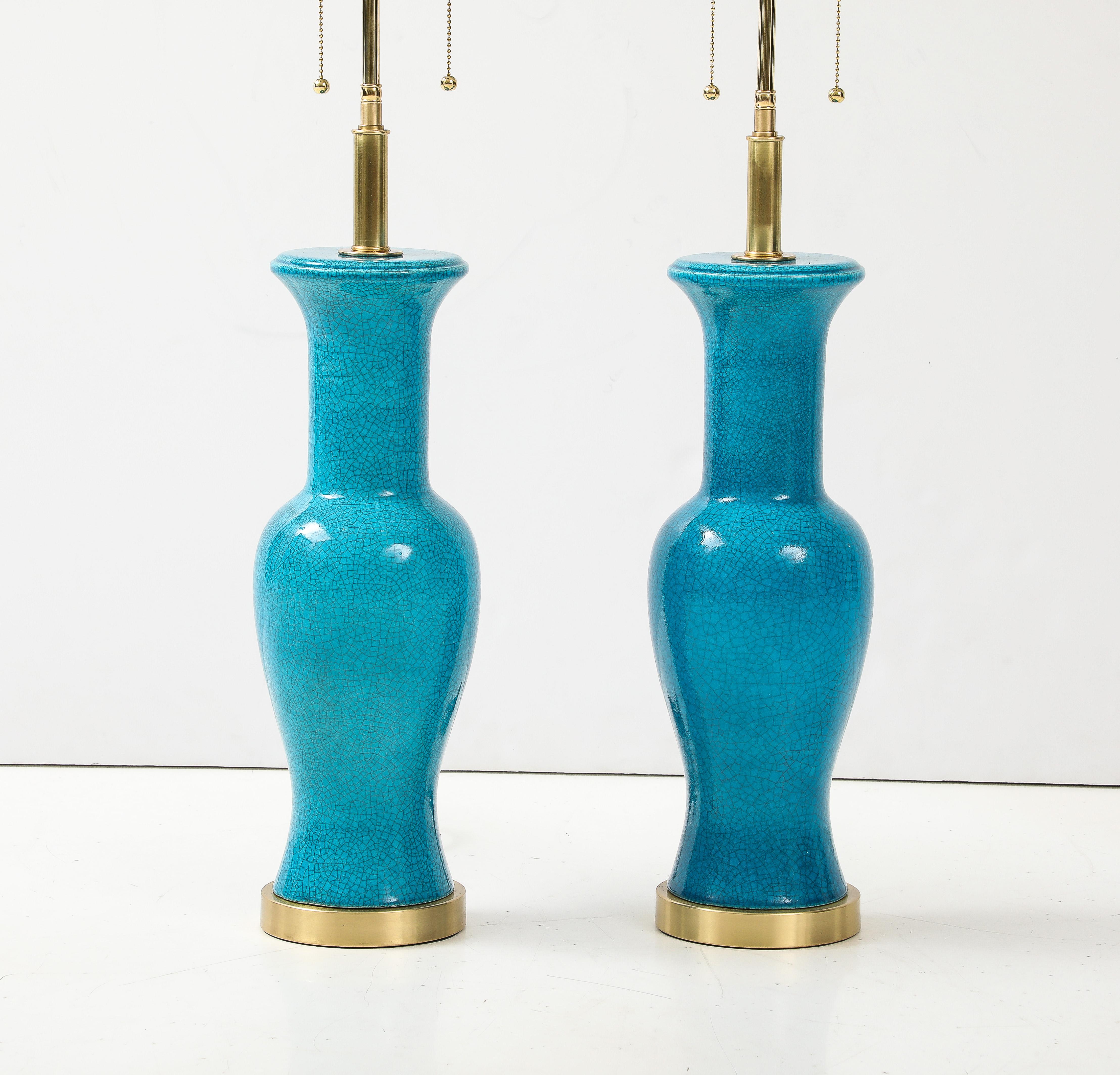 Paire de lampes en céramique émaillée bleue céruléenne Bon état - En vente à New York, NY