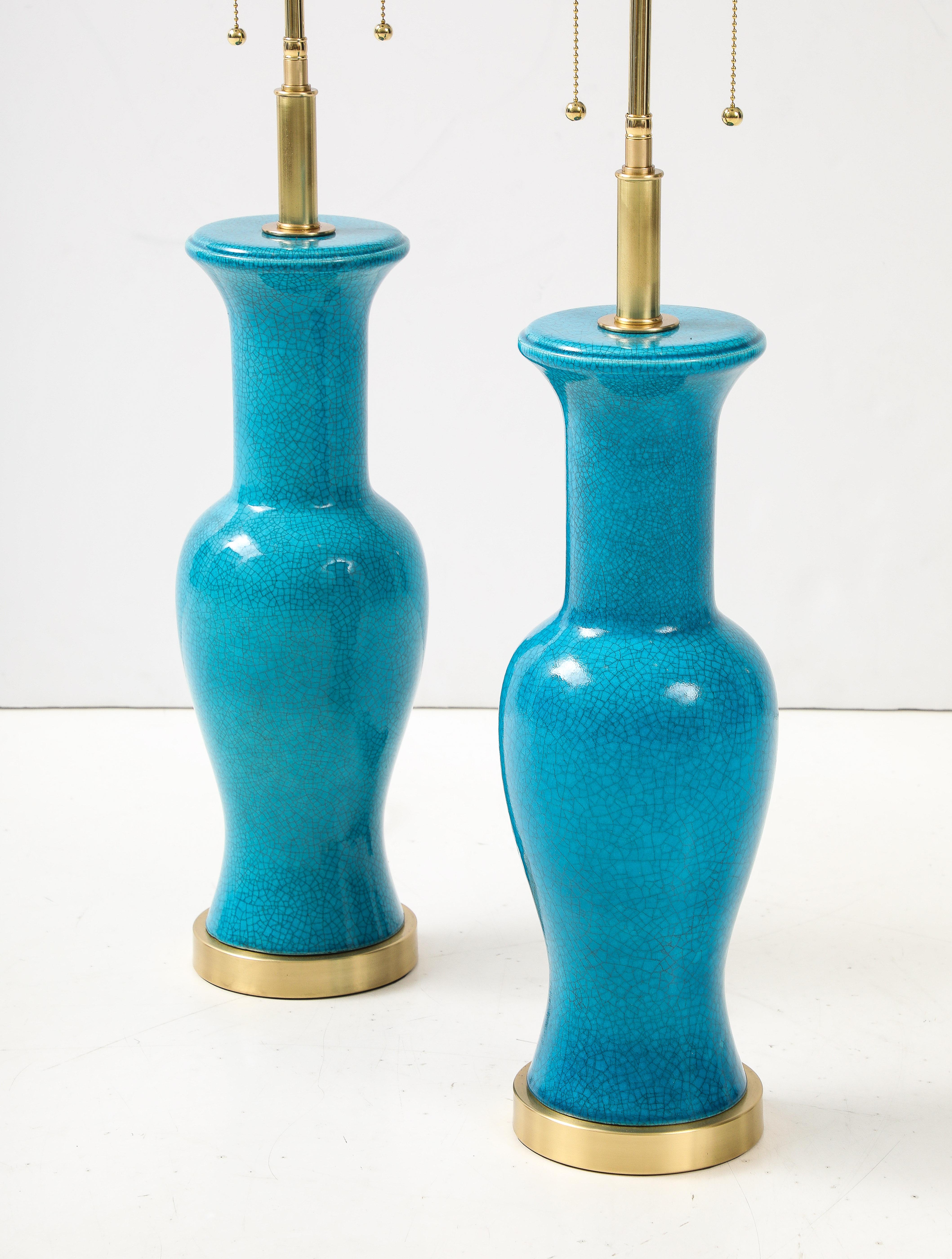 Superbe paire de lampes en céramique avec une finition émaillée craquelée bleu céruléen
par Paul Hanson.
Les lampes ont été refaites à neuf avec des doubles grappes réglables en laiton poli et des cordons en rayonne de soie.
La hauteur jusqu'au