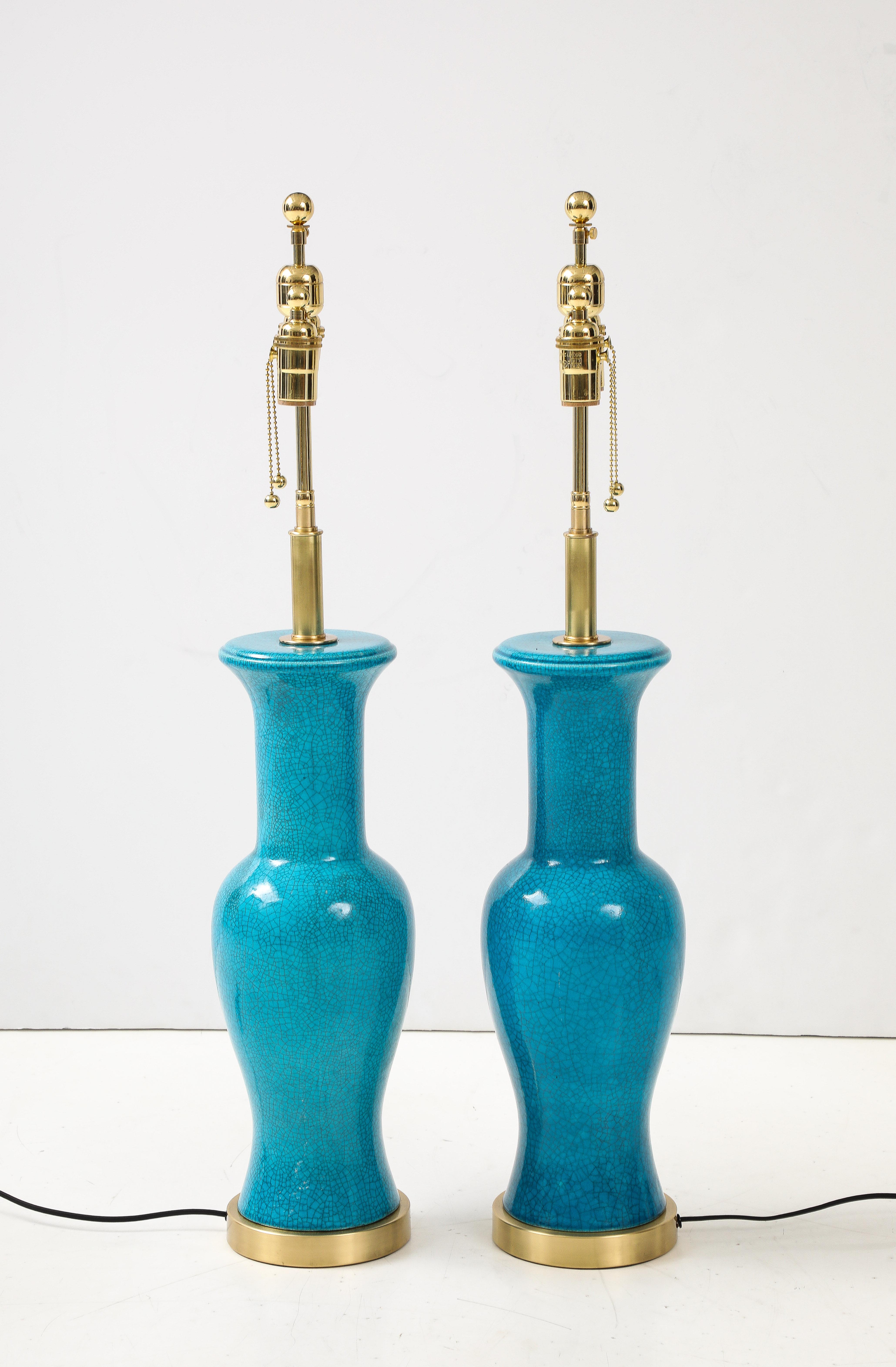 Mid-Century Modern Paire de lampes en céramique émaillée bleue céruléenne en vente