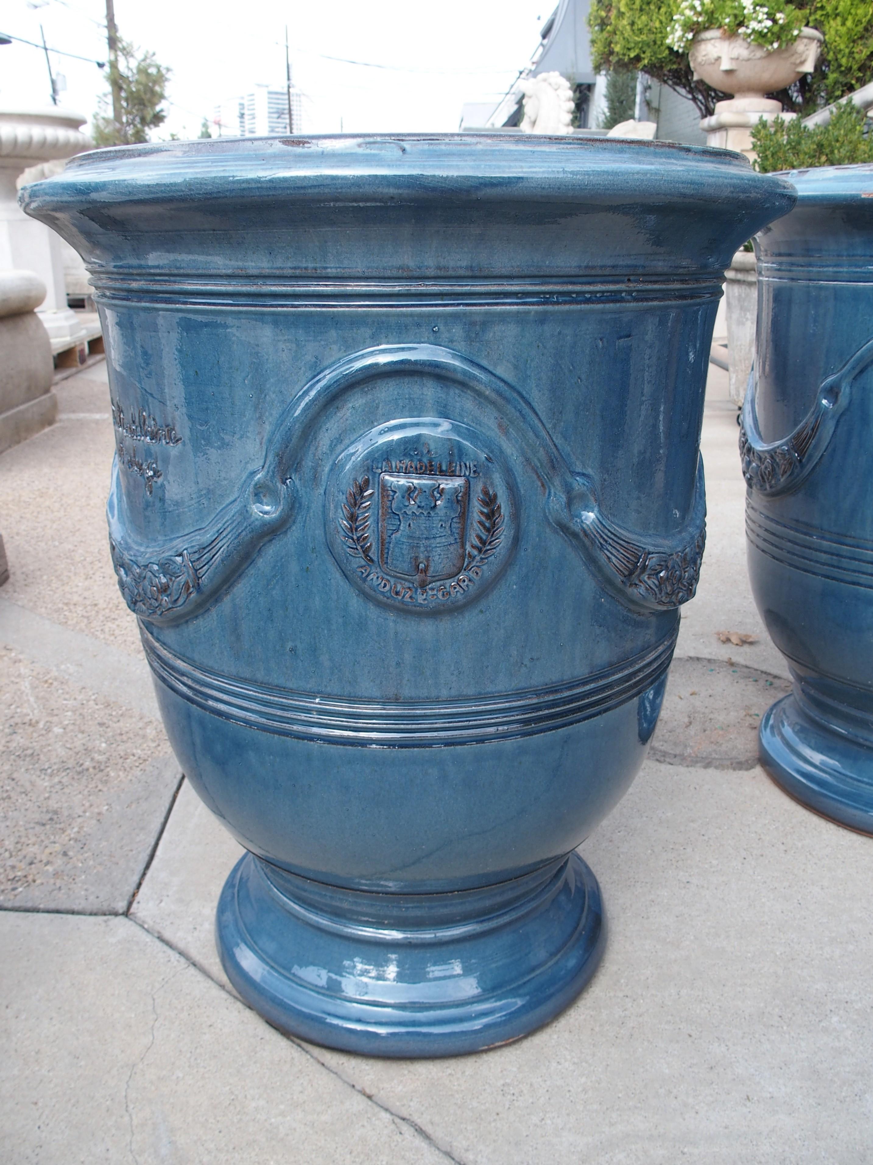Plus d'informations bientôt...

L'aspect le plus remarquable de cette paire de pots d'Anduze français est la finition émaillée bleu céruléen, une belle interprétation des pots d'Anduze classiques.  Parfaits comme ornements de jardin ou comme