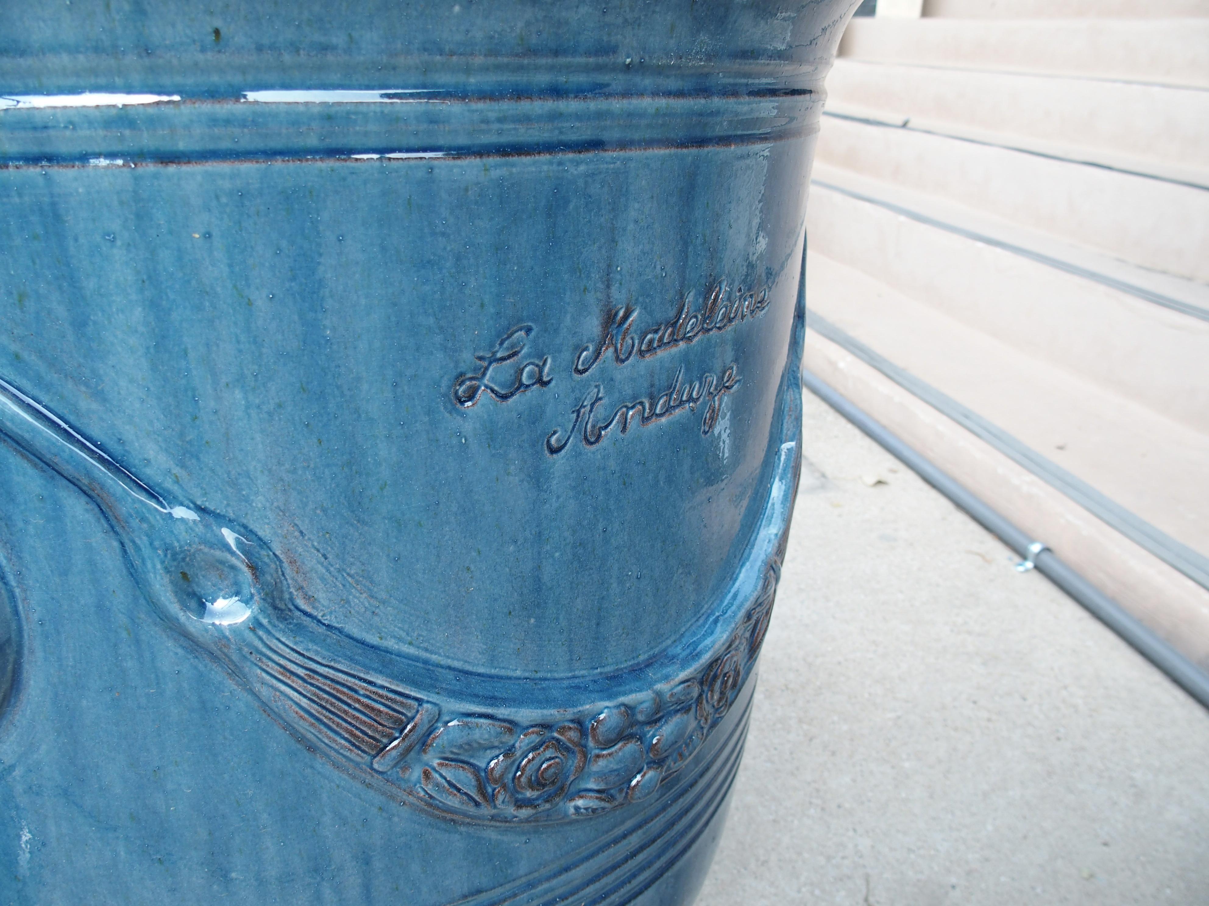 Français Paire de pots de jardin Anduze en terre cuite émaillée bleu céruléen en vente