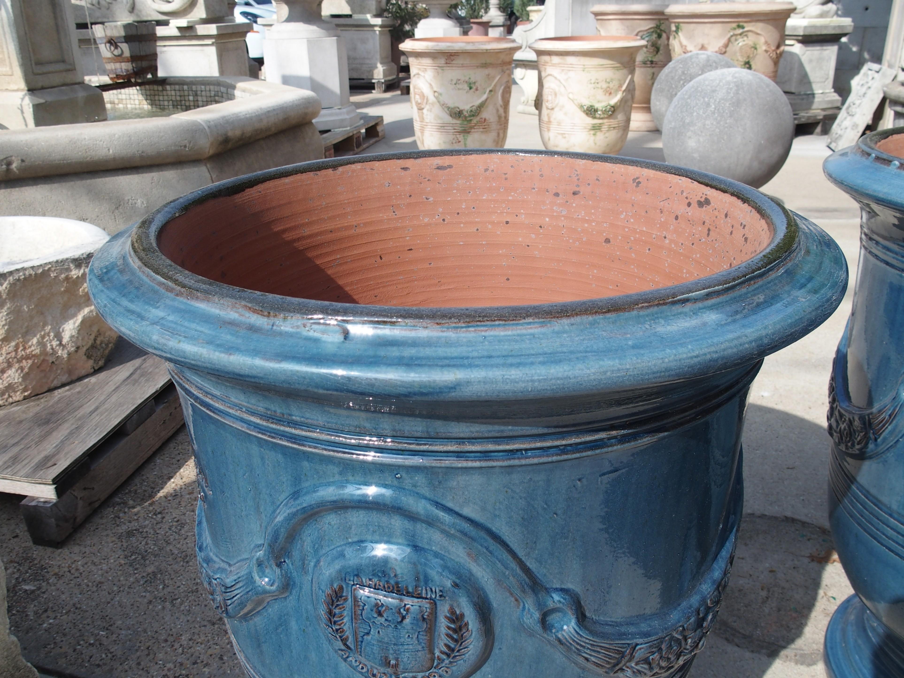 Vernissé Paire de pots de jardin Anduze en terre cuite émaillée bleu céruléen en vente
