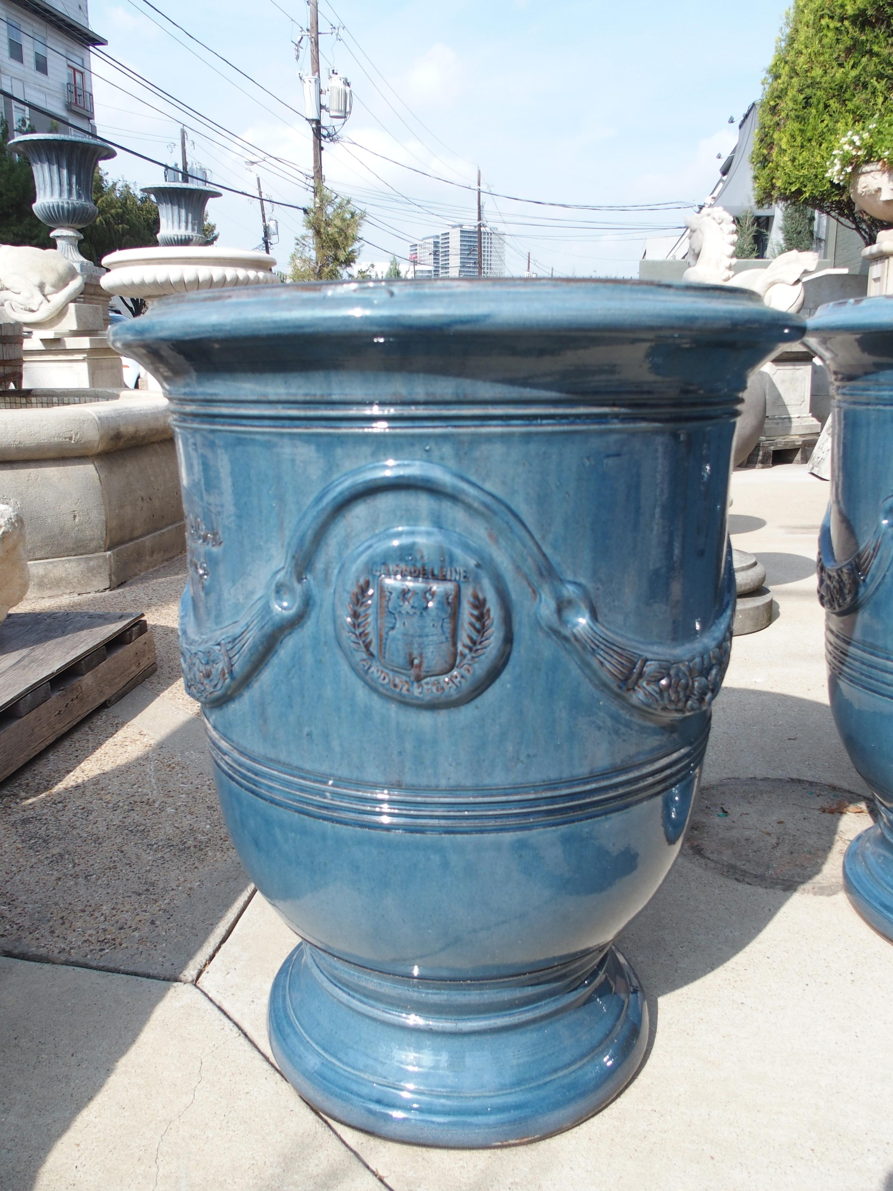 XXIe siècle et contemporain Paire de pots de jardin Anduze en terre cuite émaillée bleu céruléen en vente
