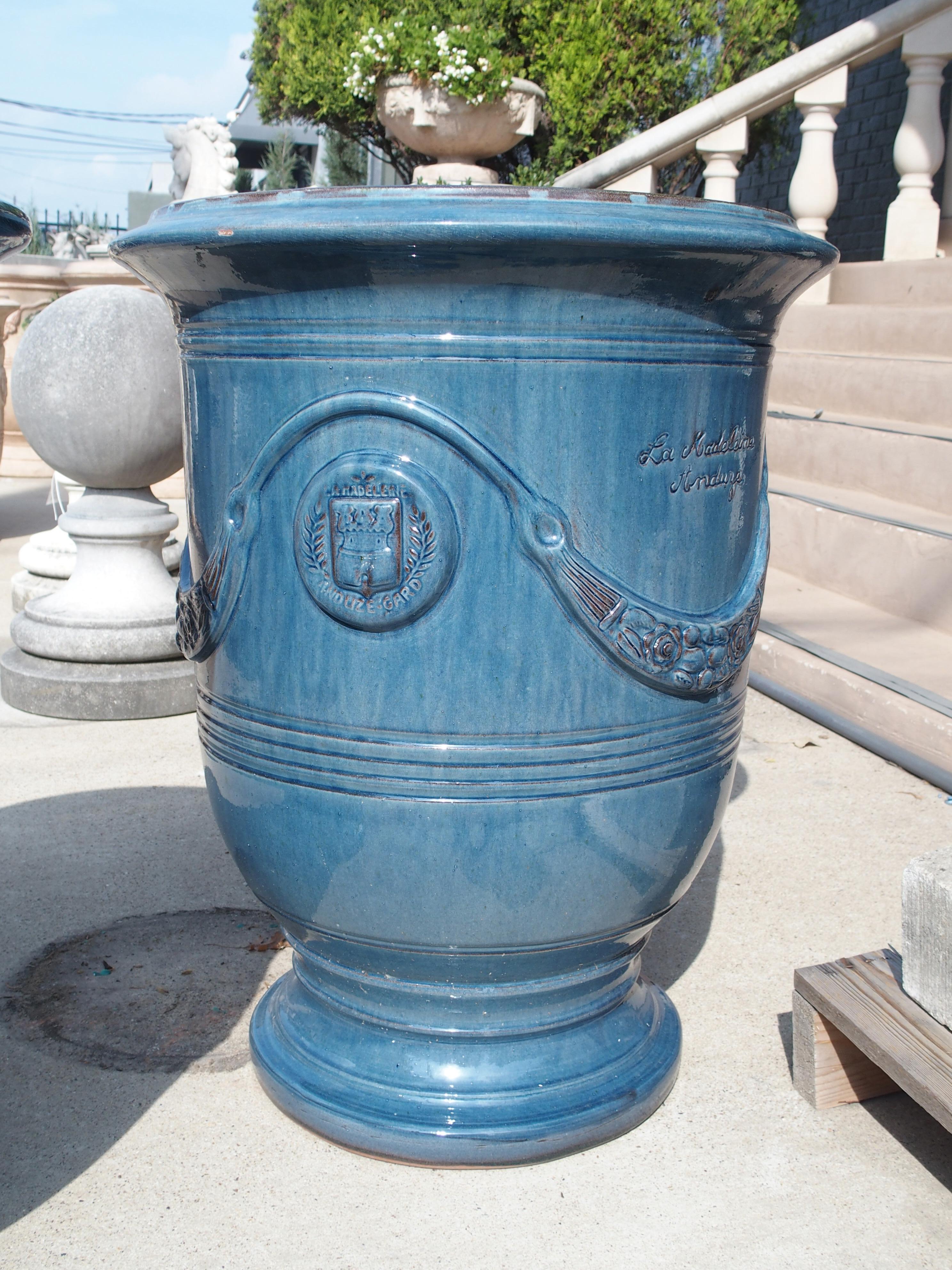 Terre cuite Paire de pots de jardin Anduze en terre cuite émaillée bleu céruléen en vente