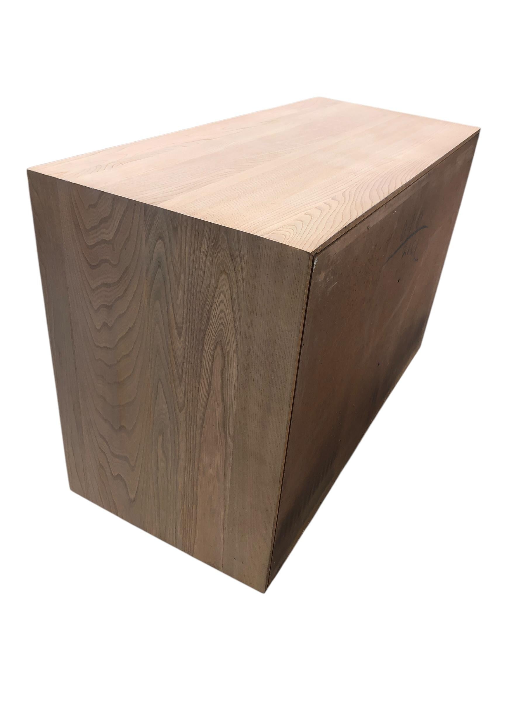 Paire de commodes cérusées du milieu du siècle. Construction à trois tiroirs avec une finition cérusée blanc cassé. Chaque tiroir avec un  conception à rainures horizontales. Objet vintage en très bon état.