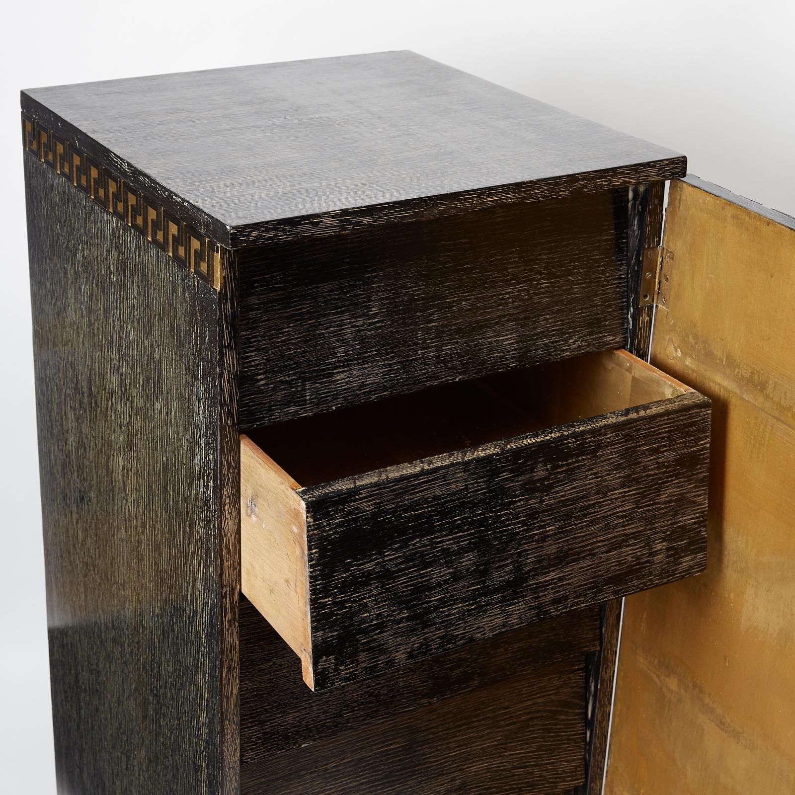 Coppia di armadi in Oak Oak cerato con fregio a chiave greca di James Mont In condizioni buone a New York, NY